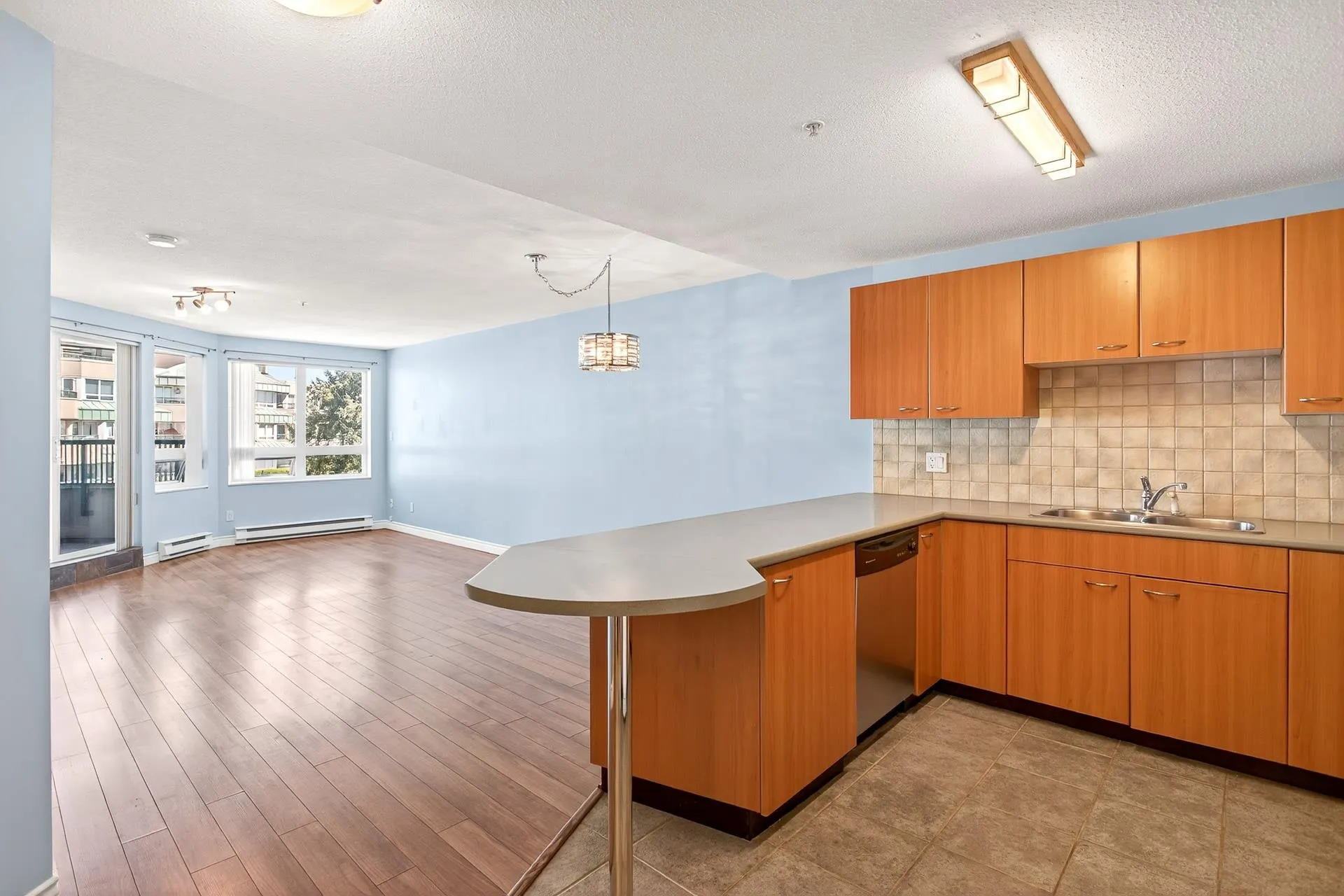 326 2099 Lougheed Highway
