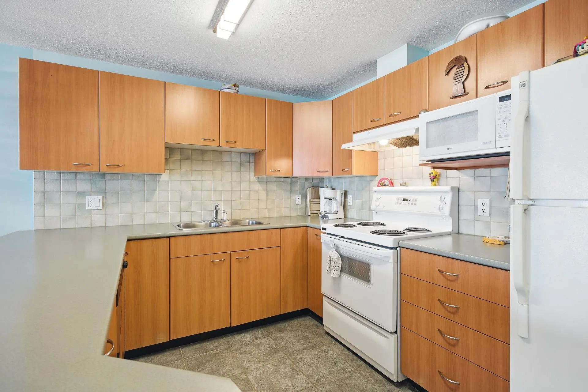326 2099 Lougheed Highway