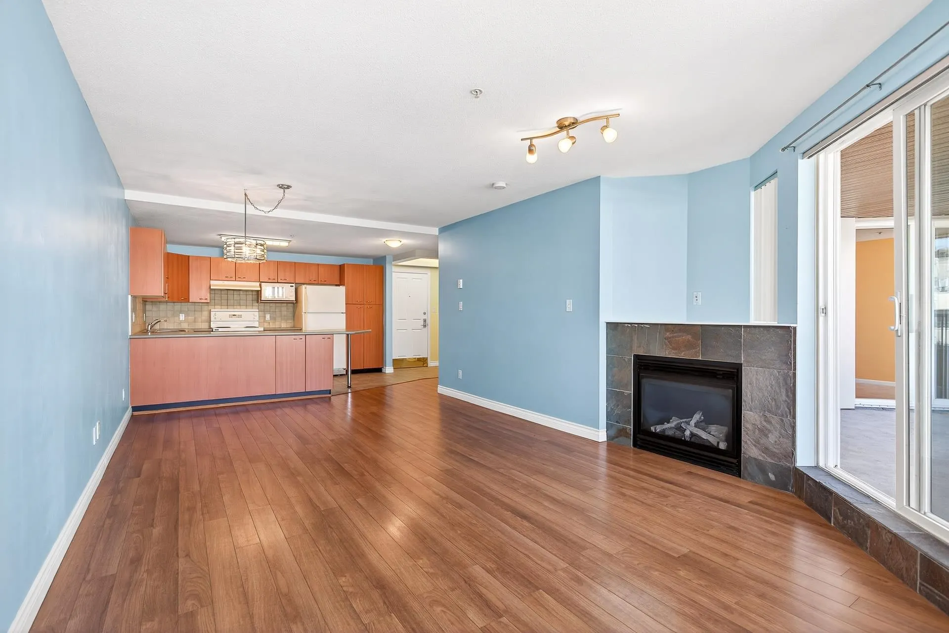 326 2099 Lougheed Highway