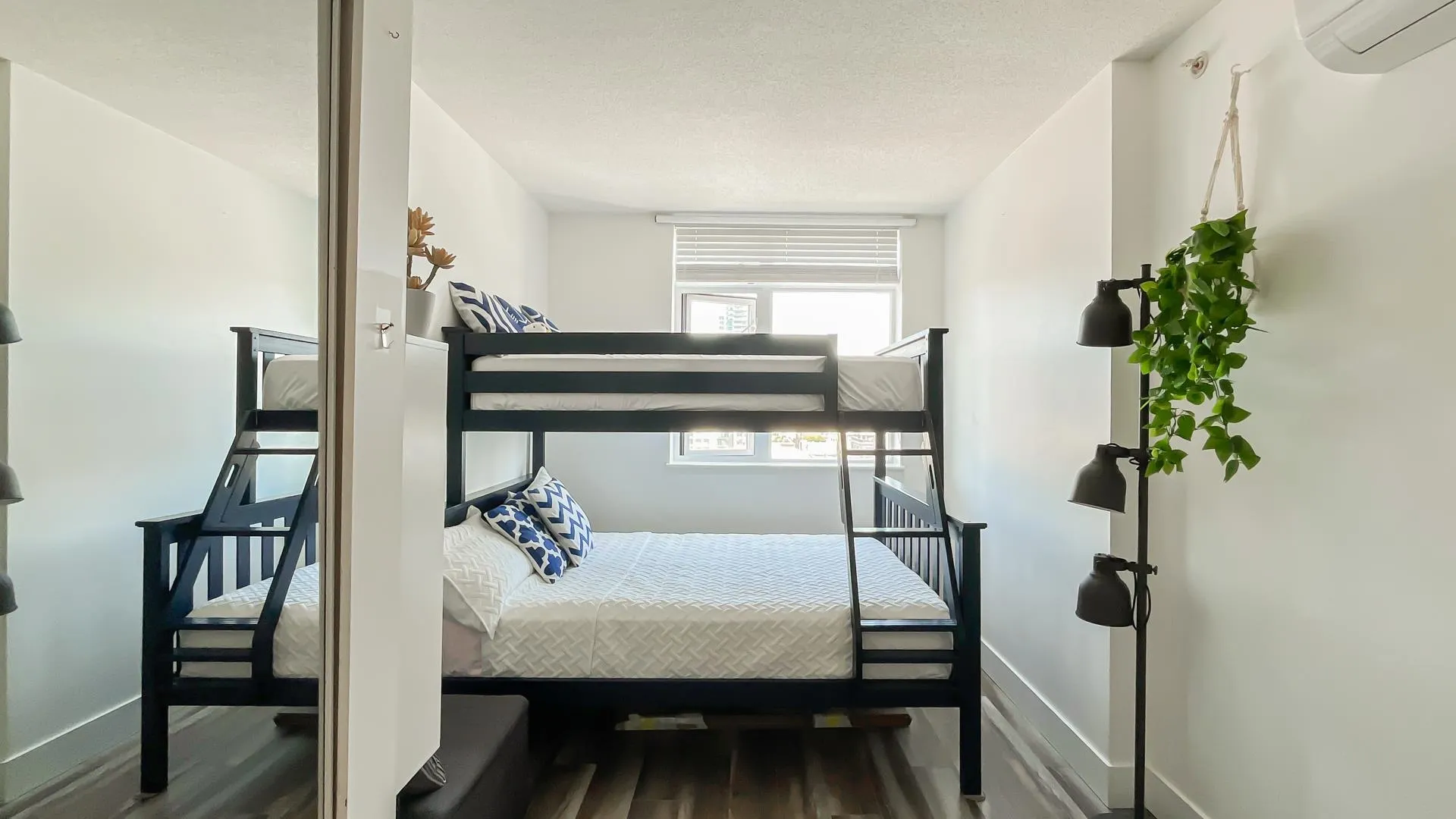 1803 888 Carnarvon Street
