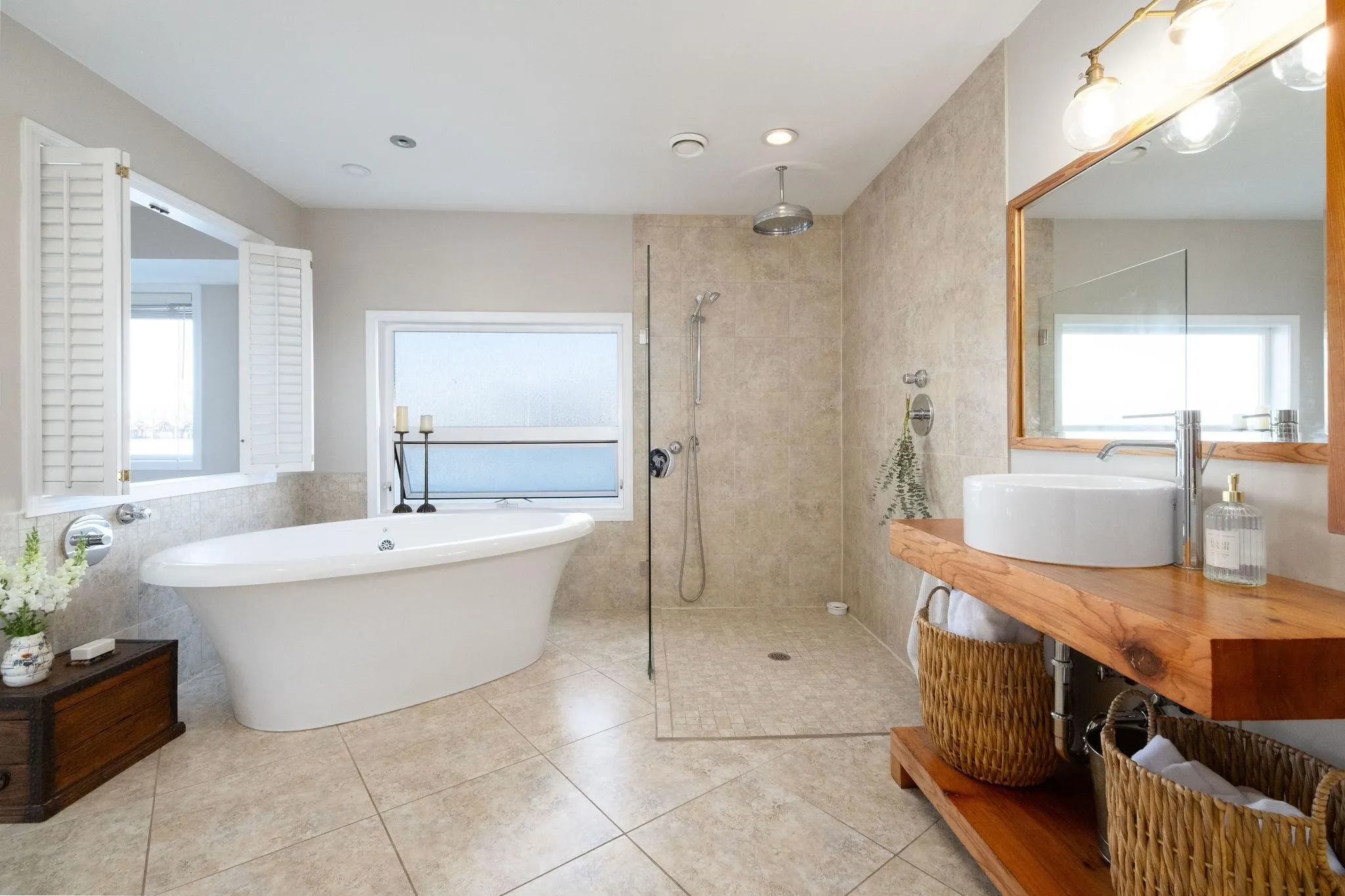 A27 415 W Esplanade Avenue