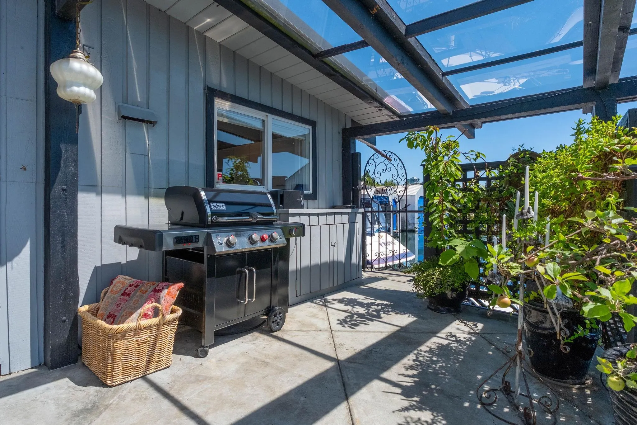 A27 415 W Esplanade Avenue