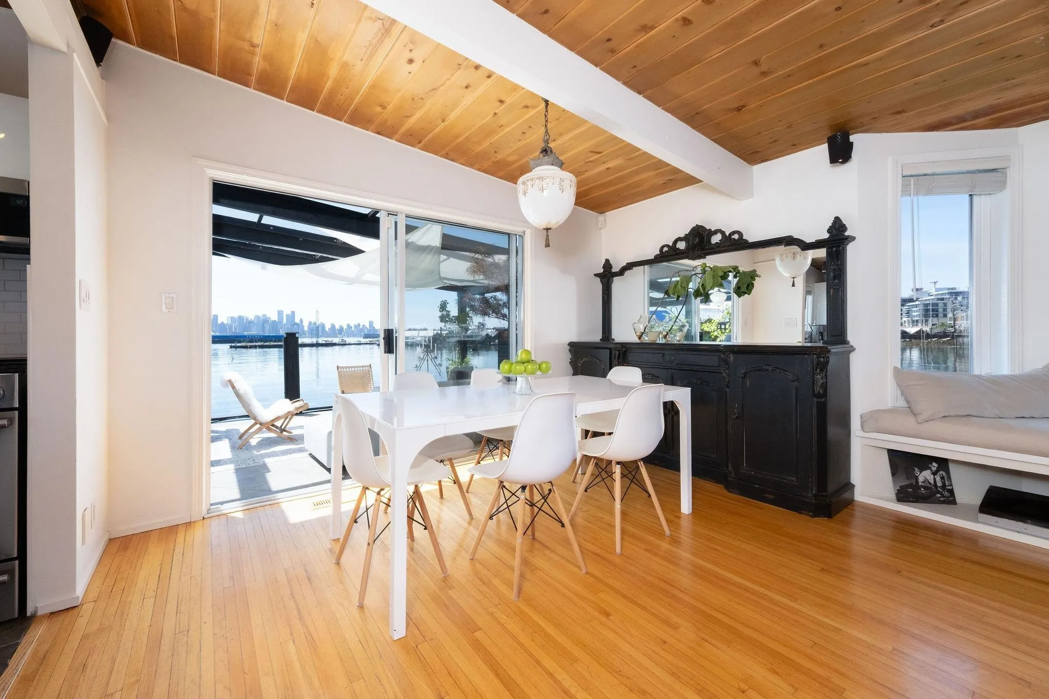 A27 415 W Esplanade Avenue