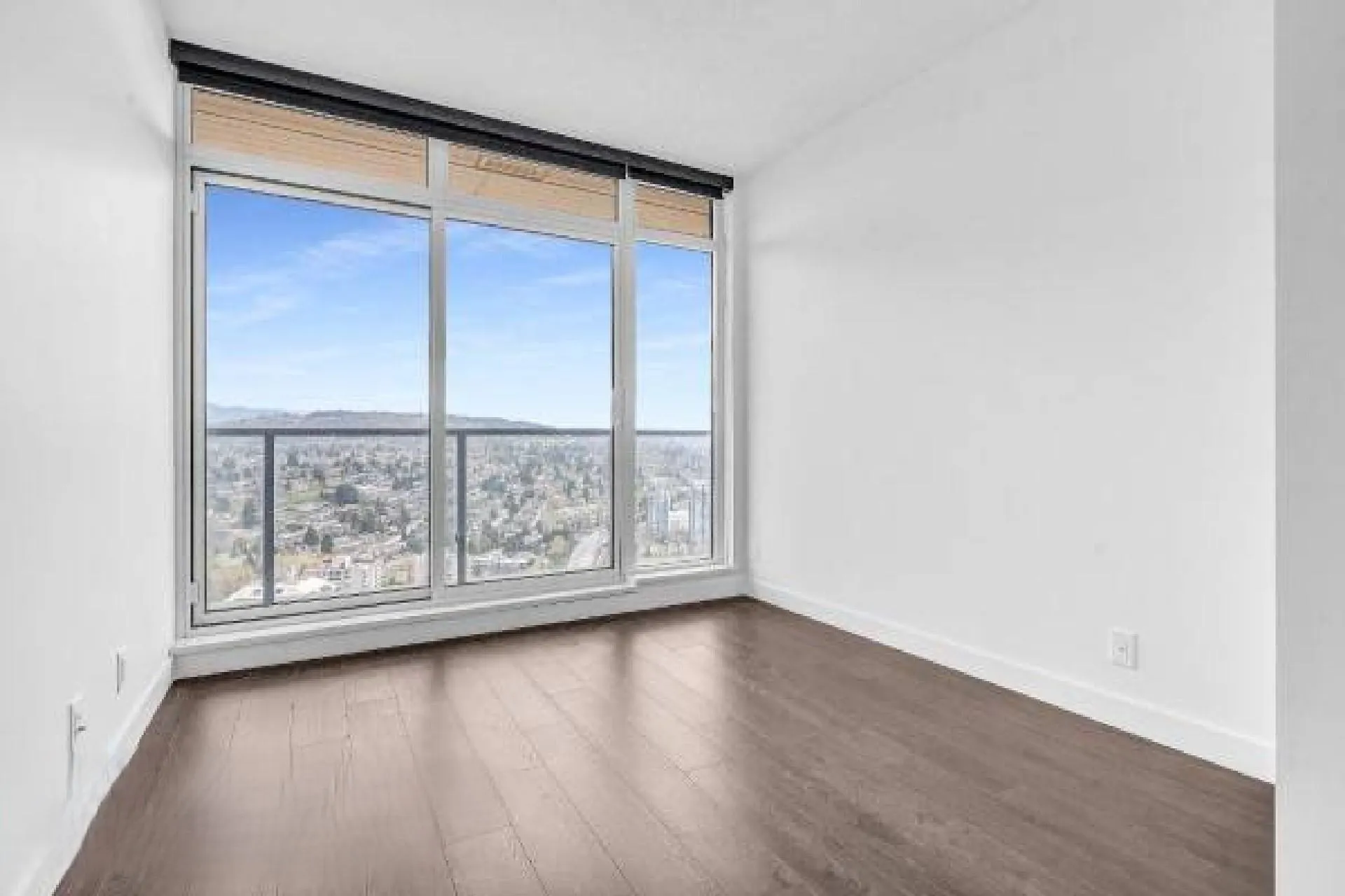 5303 4480 Lougheed Highway