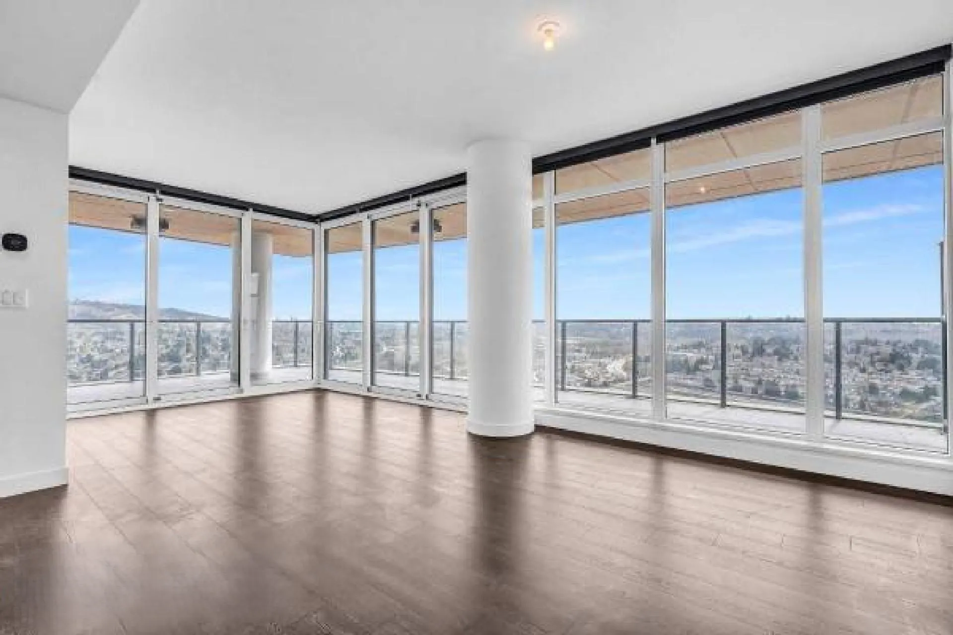 5303 4480 Lougheed Highway