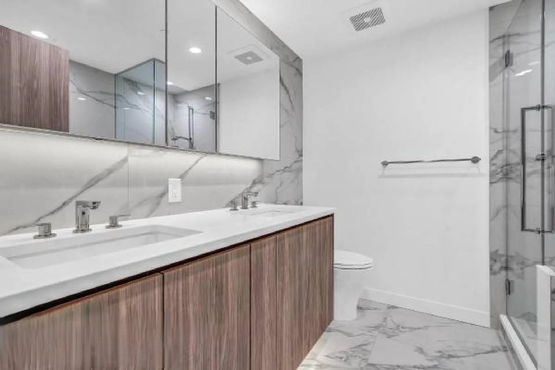 5303 4480 Lougheed Highway