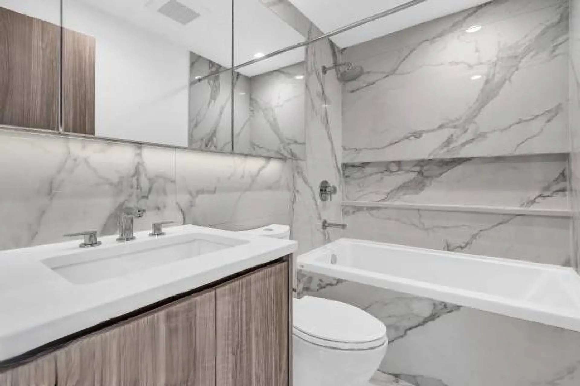 5303 4480 Lougheed Highway
