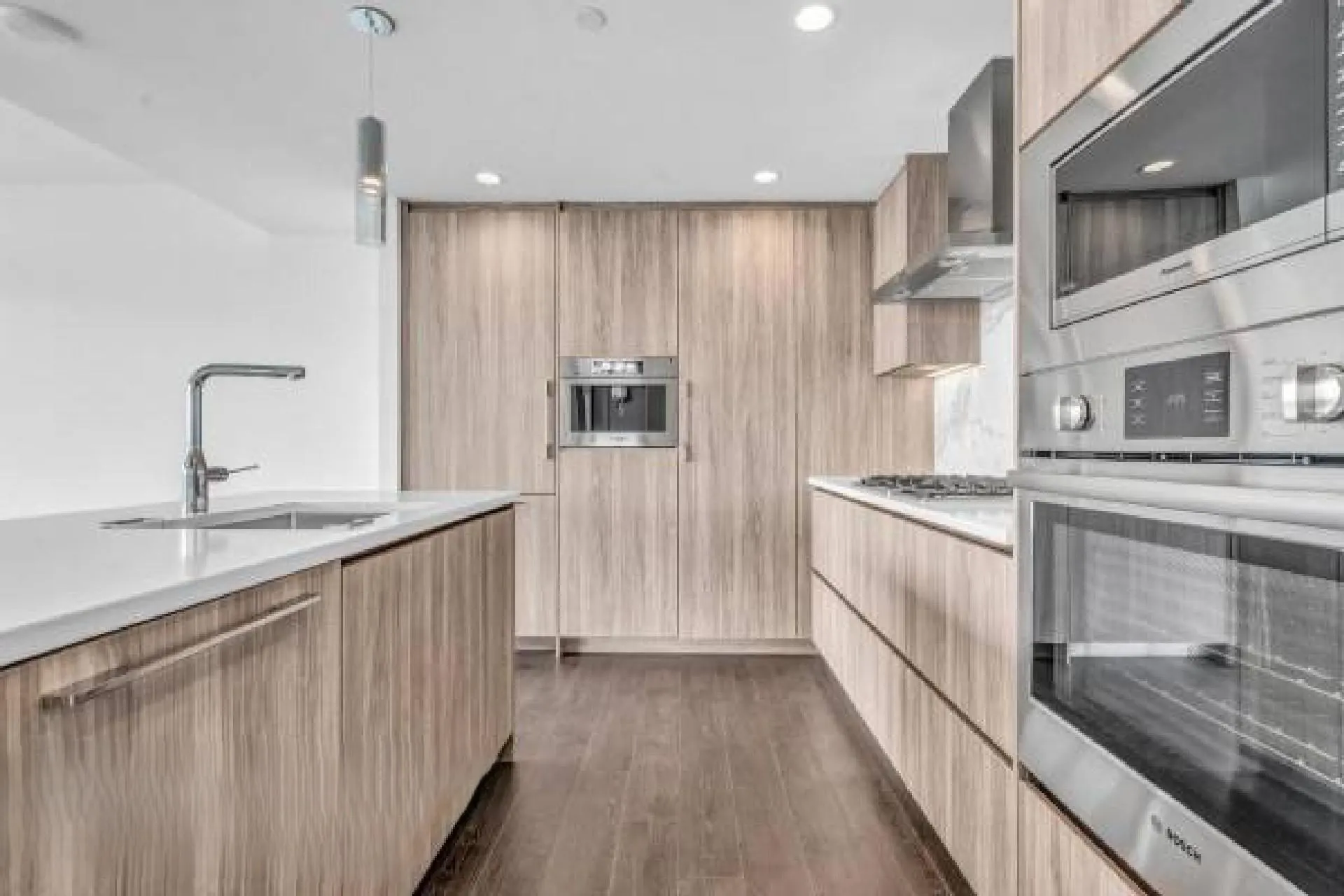 5303 4480 Lougheed Highway