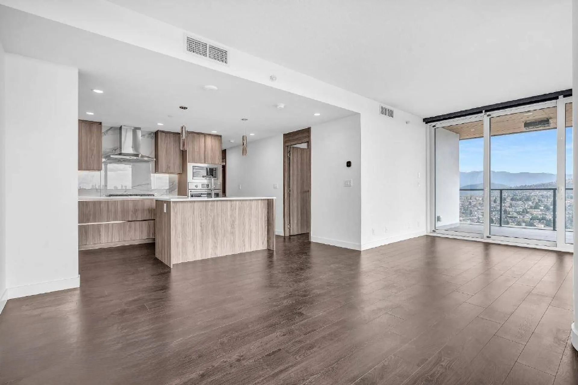 5303 4480 Lougheed Highway
