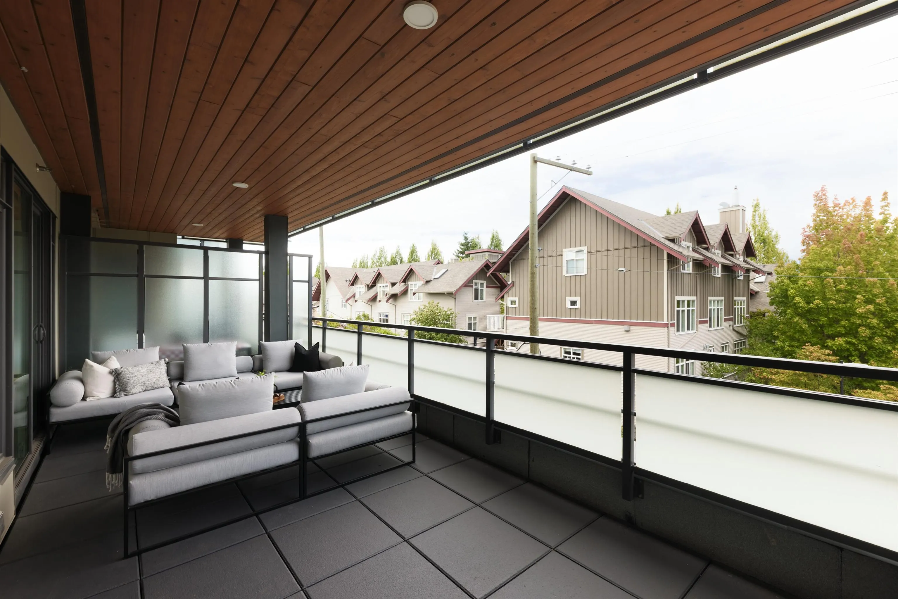 302 4289 Hastings Street