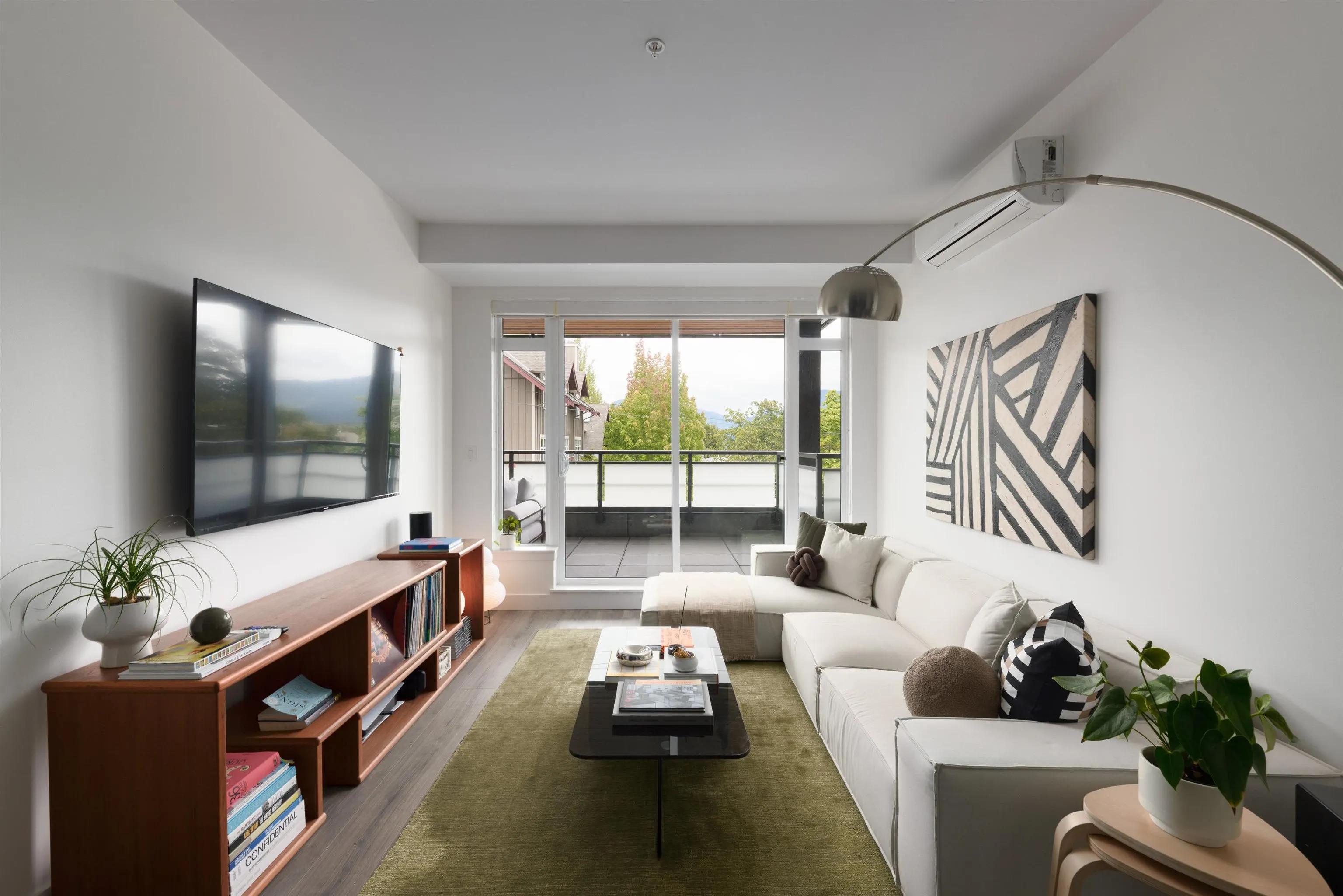 302 4289 Hastings Street