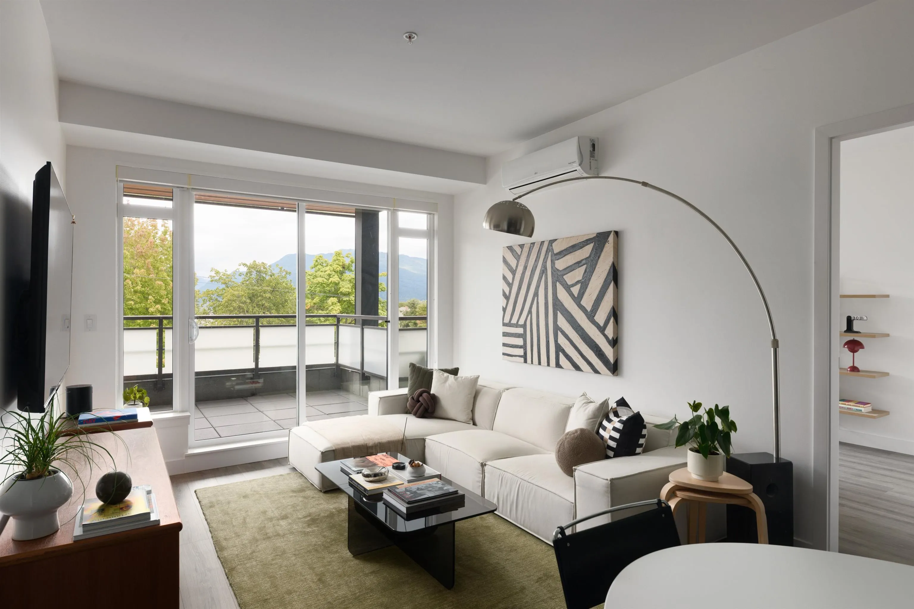 302 4289 Hastings Street