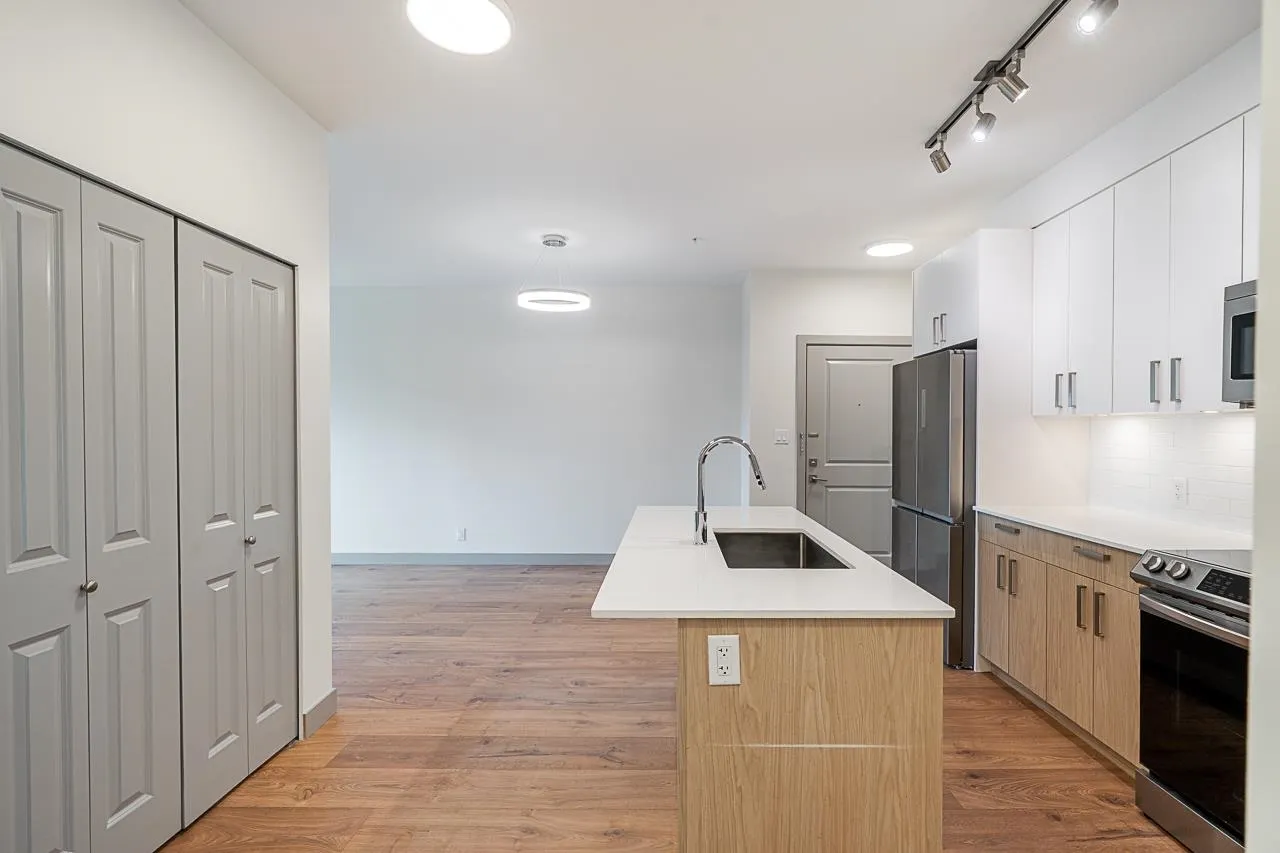 307 6968 Royal Oak Avenue