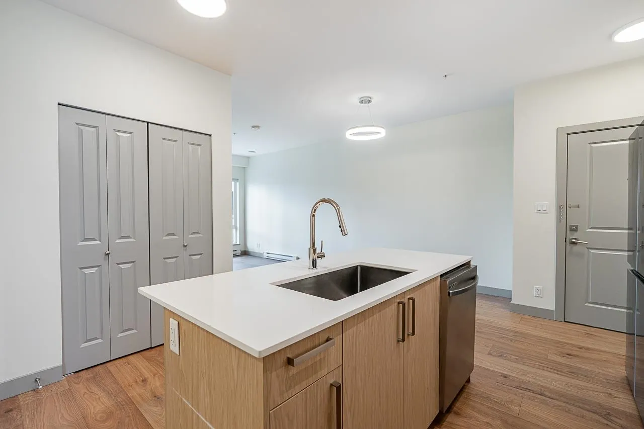 307 6968 Royal Oak Avenue