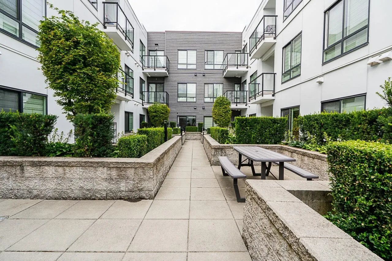 307 6968 Royal Oak Avenue