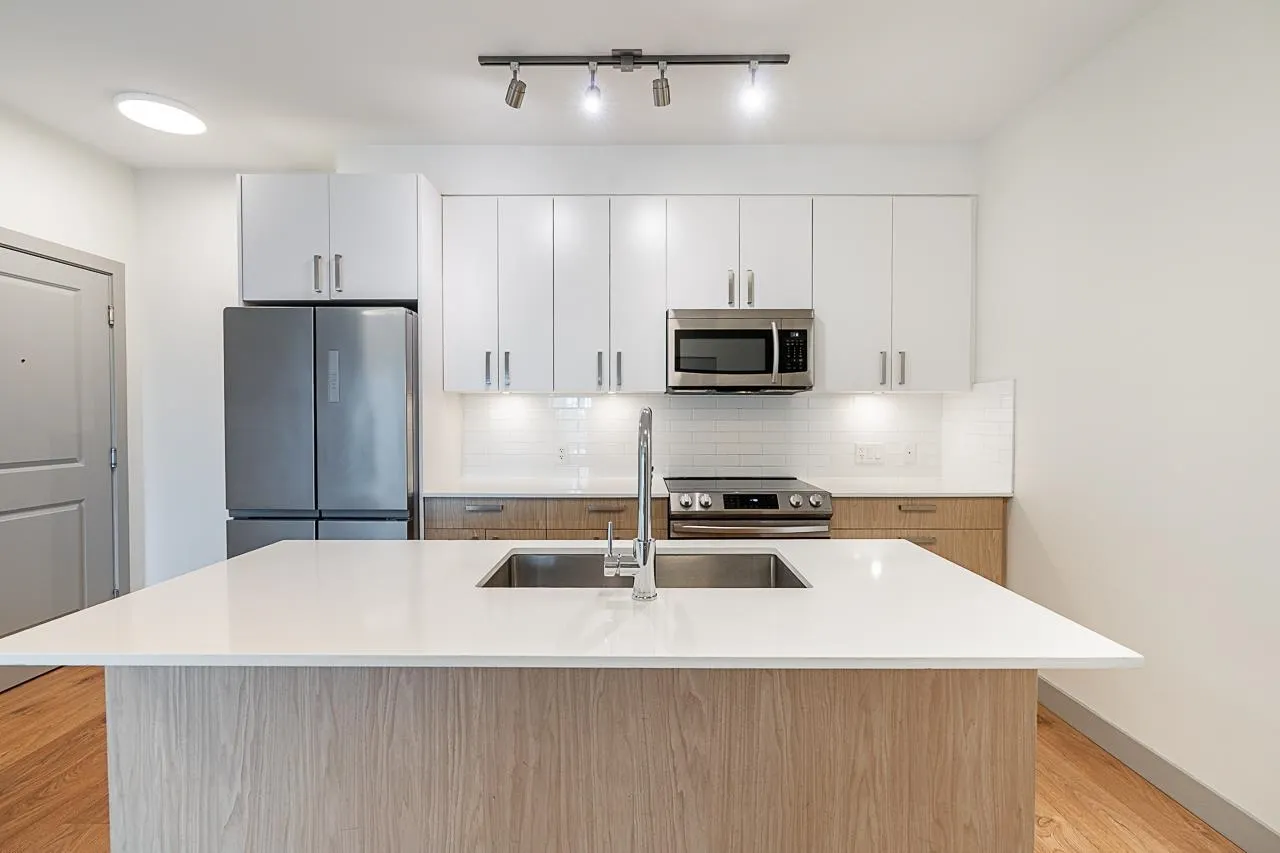 307 6968 Royal Oak Avenue