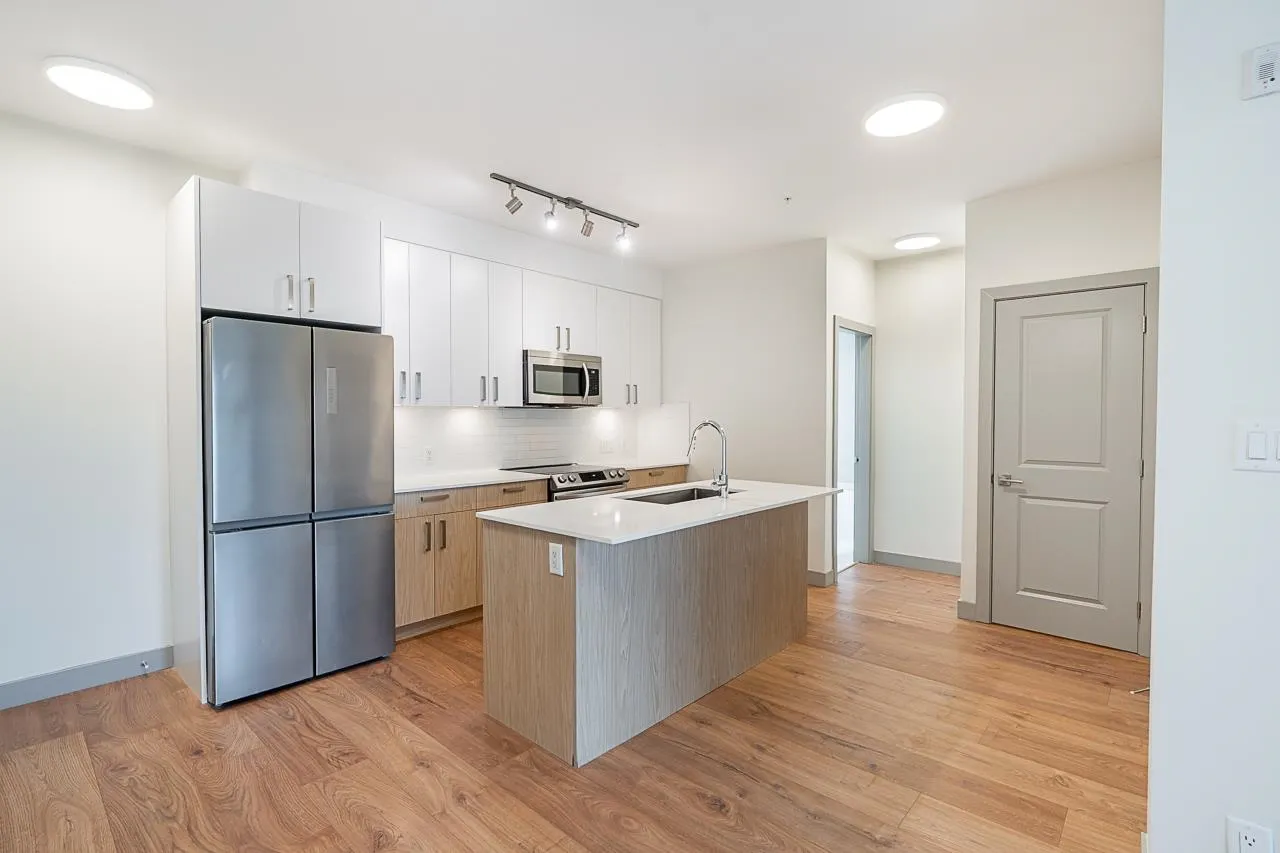 307 6968 Royal Oak Avenue