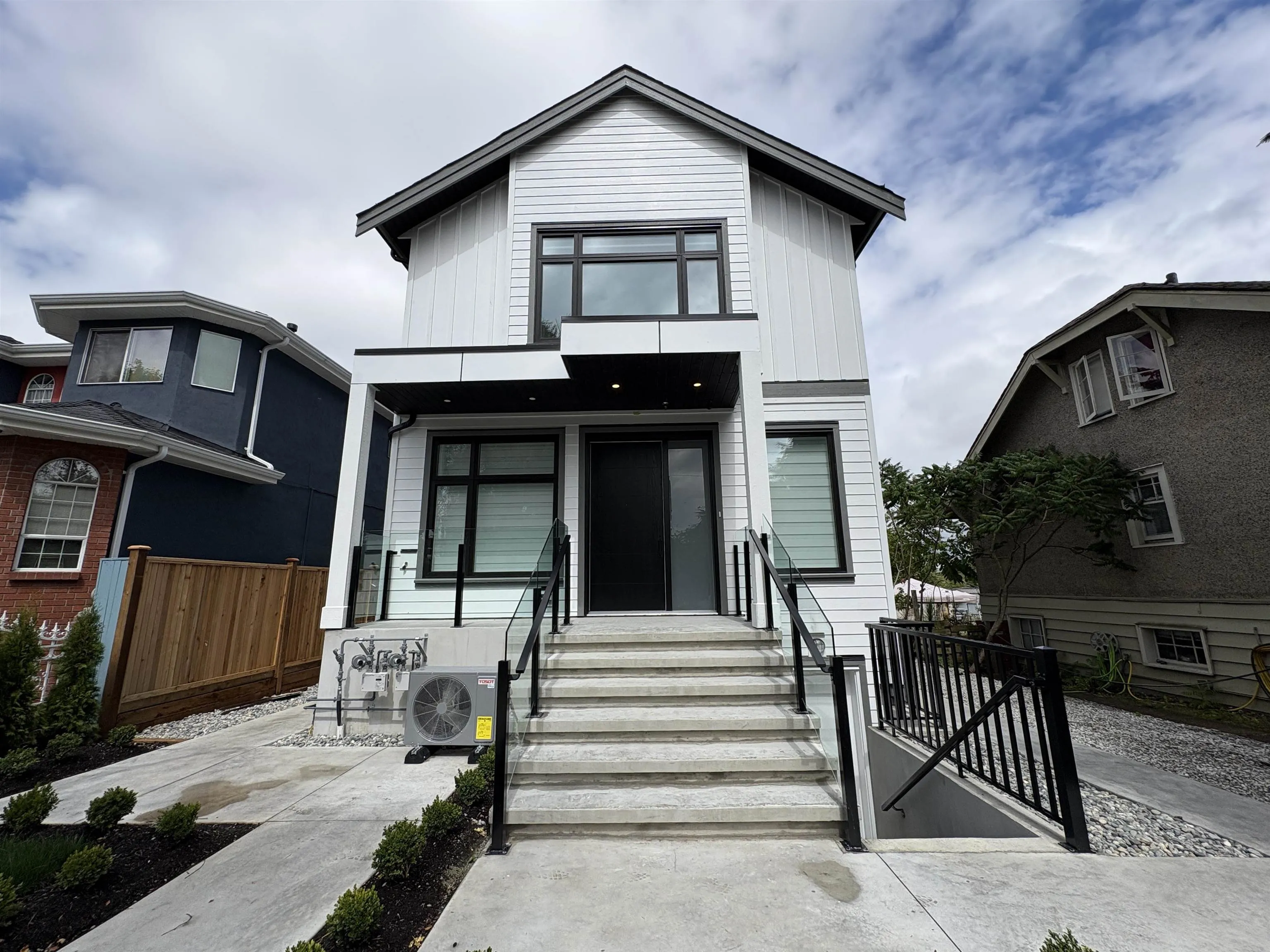945 E 28th Avenue