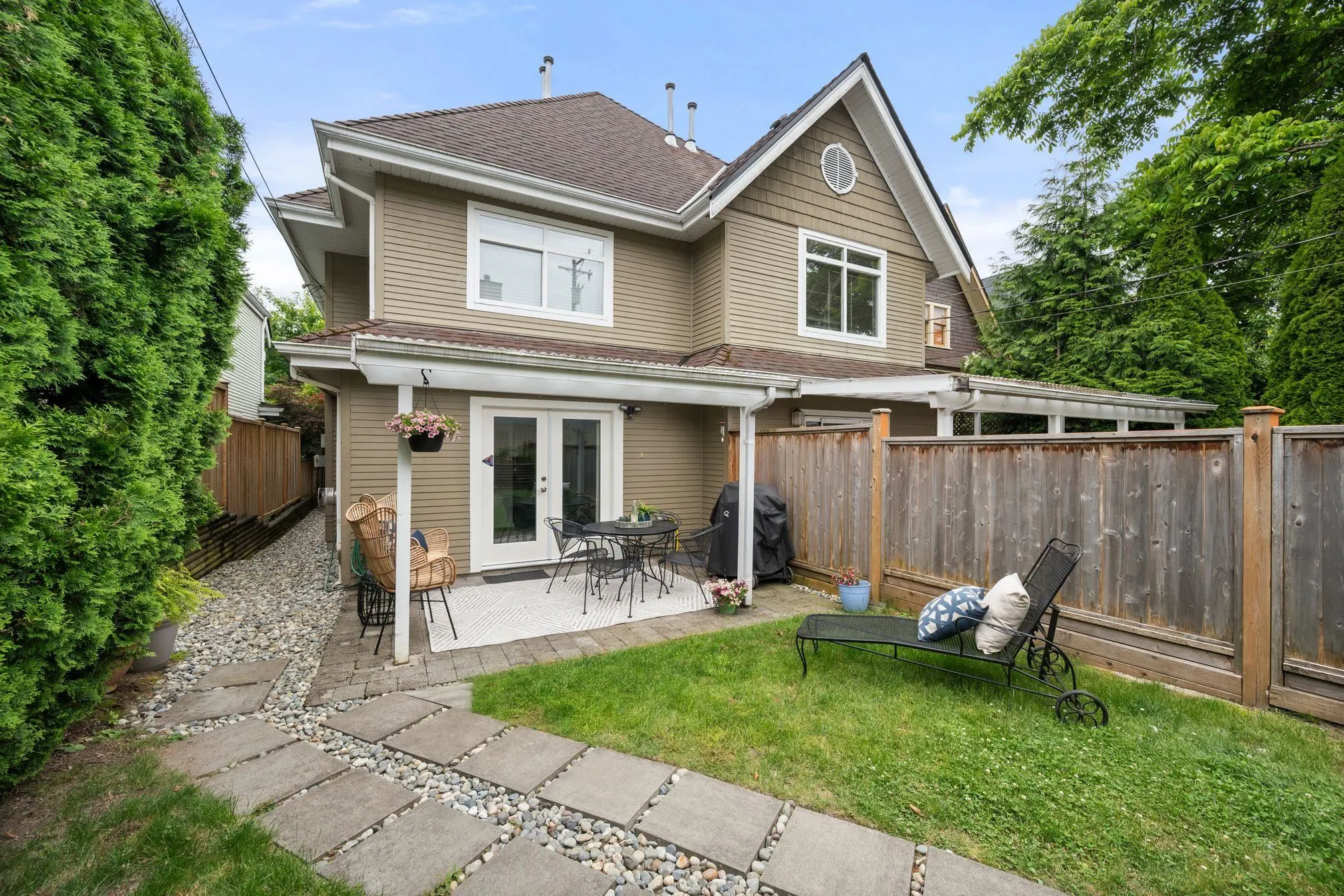 262 E 10th Street