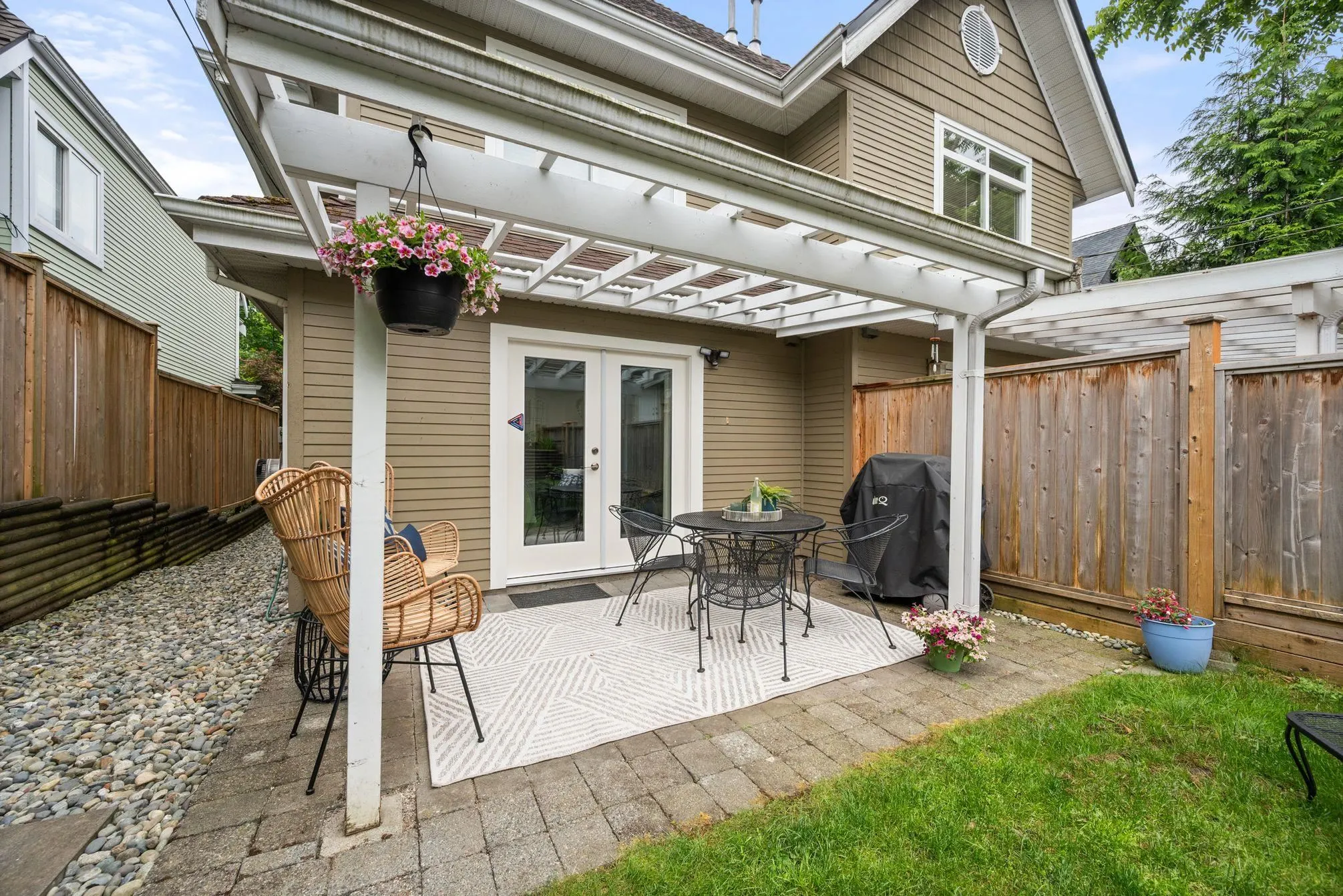 262 E 10th Street