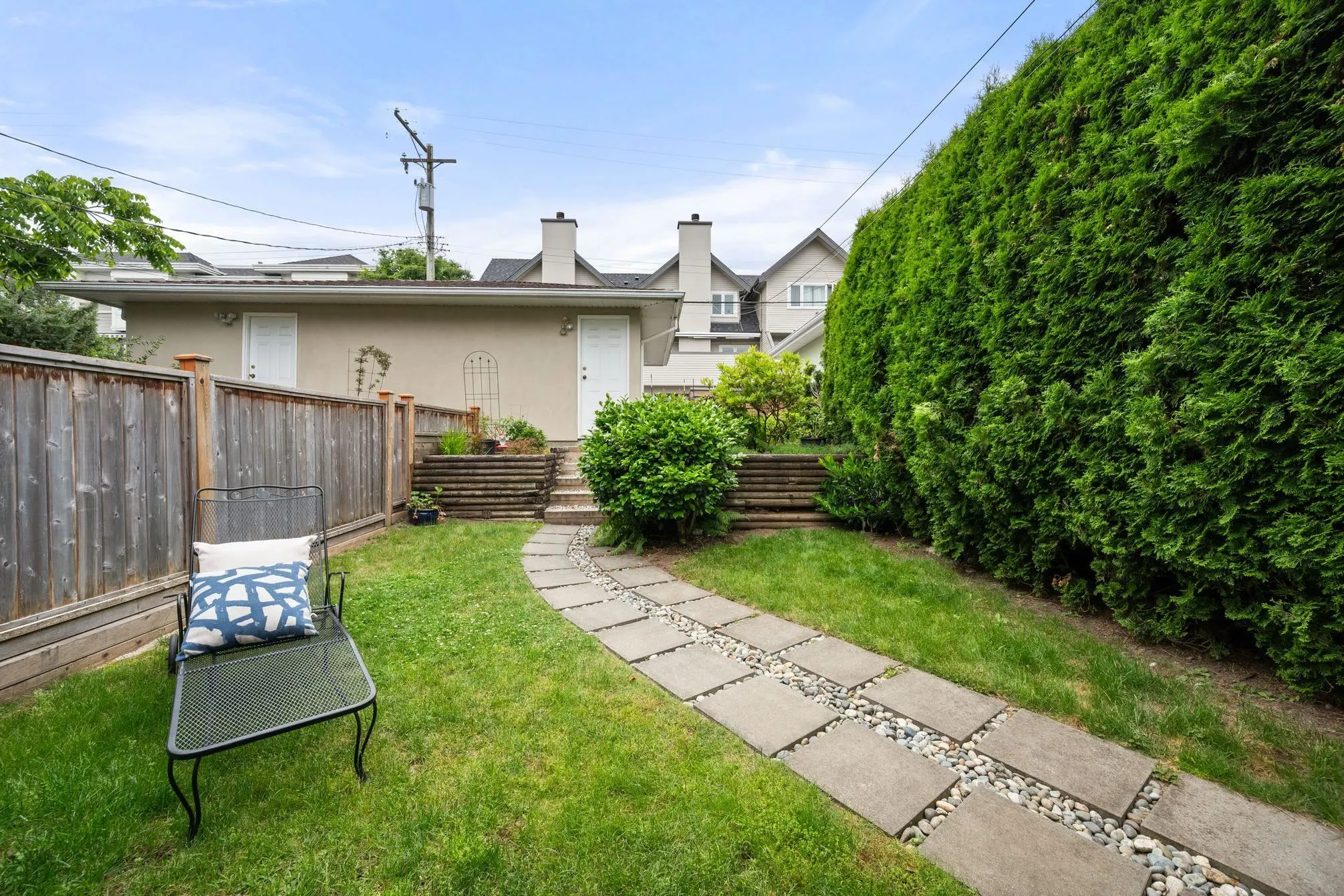 262 E 10th Street