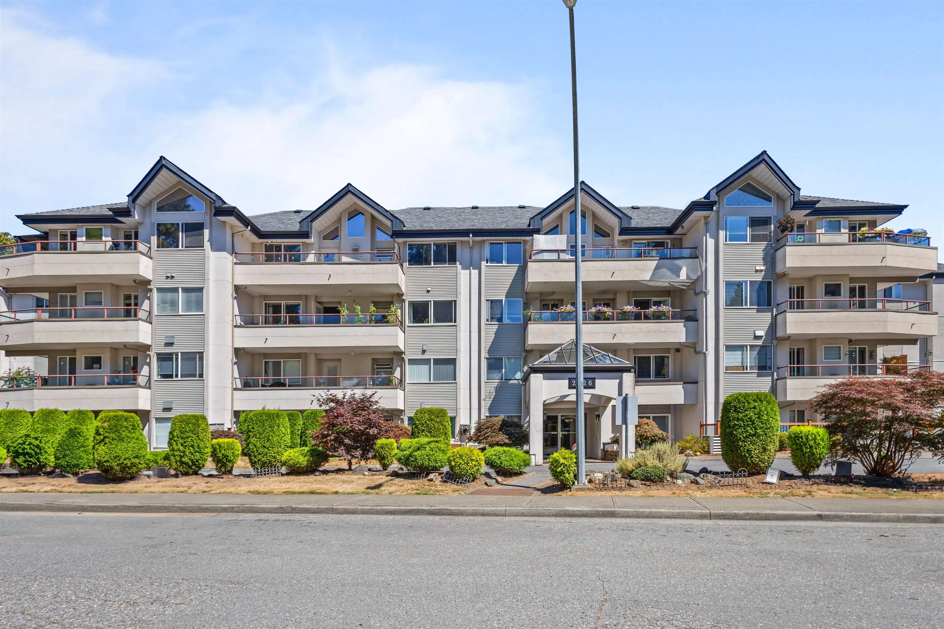 206 2526 Lakeview Crescent