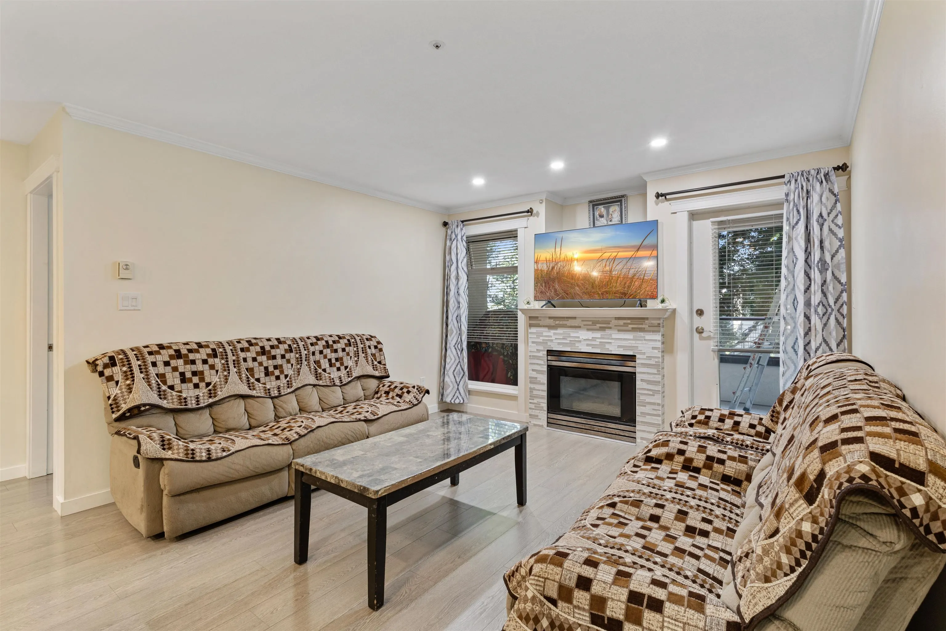 206 2526 Lakeview Crescent