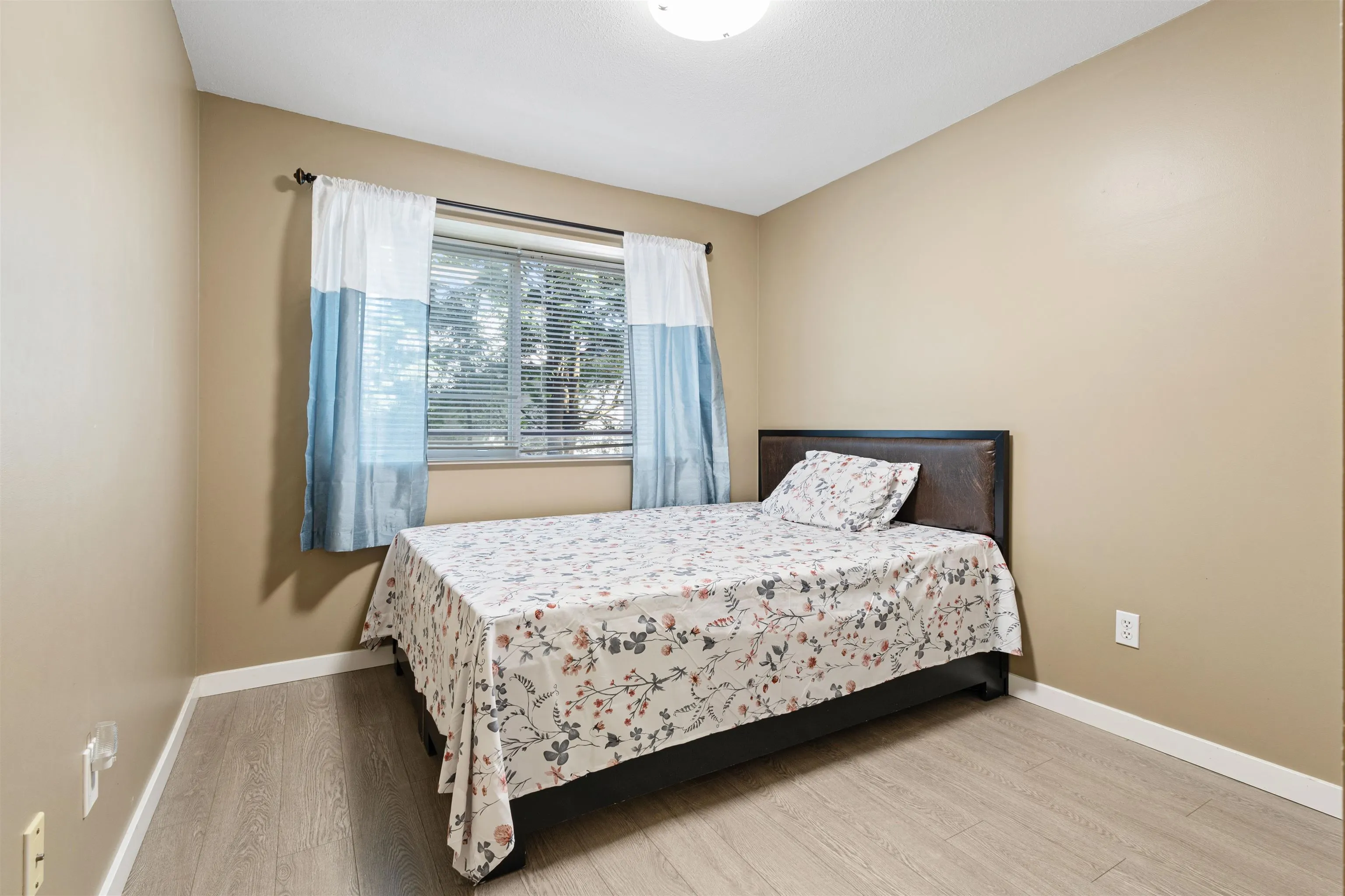 206 2526 Lakeview Crescent