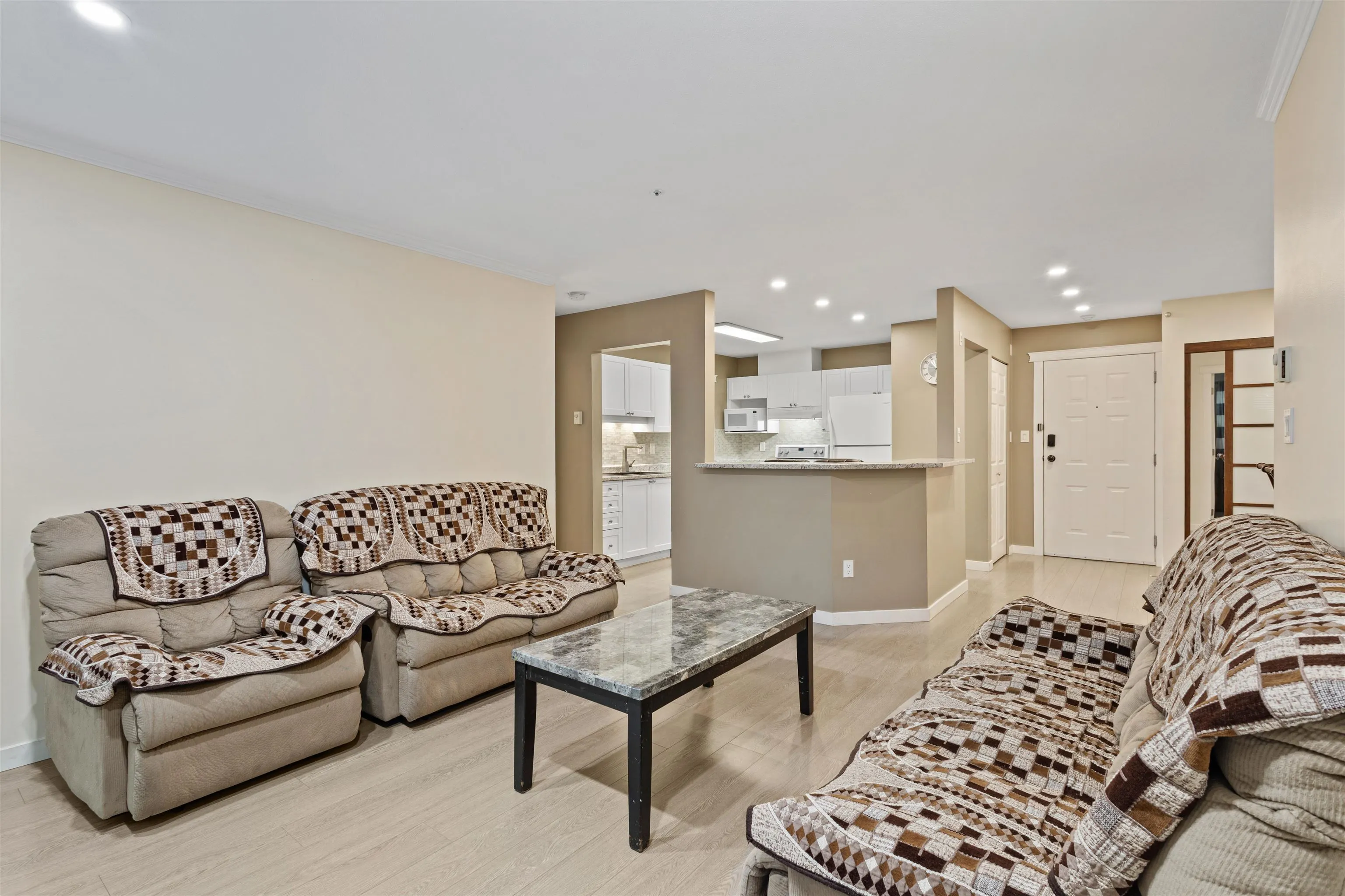 206 2526 Lakeview Crescent
