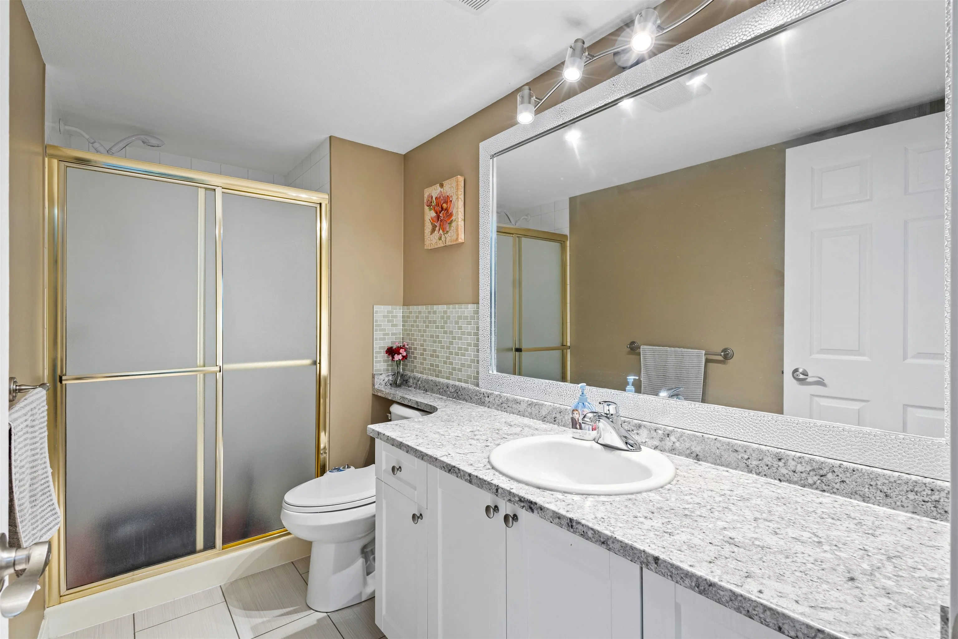 206 2526 Lakeview Crescent