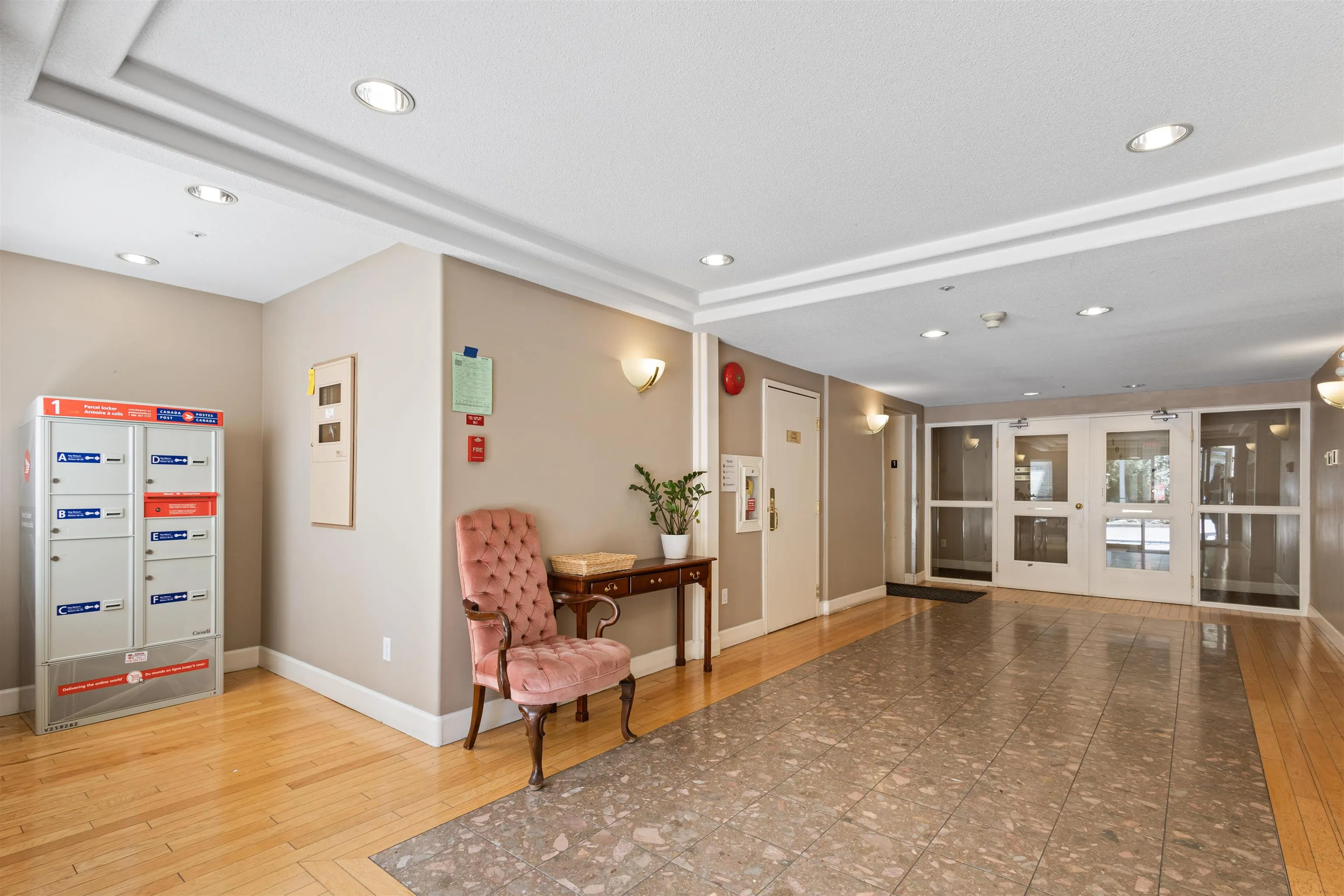 206 2526 Lakeview Crescent