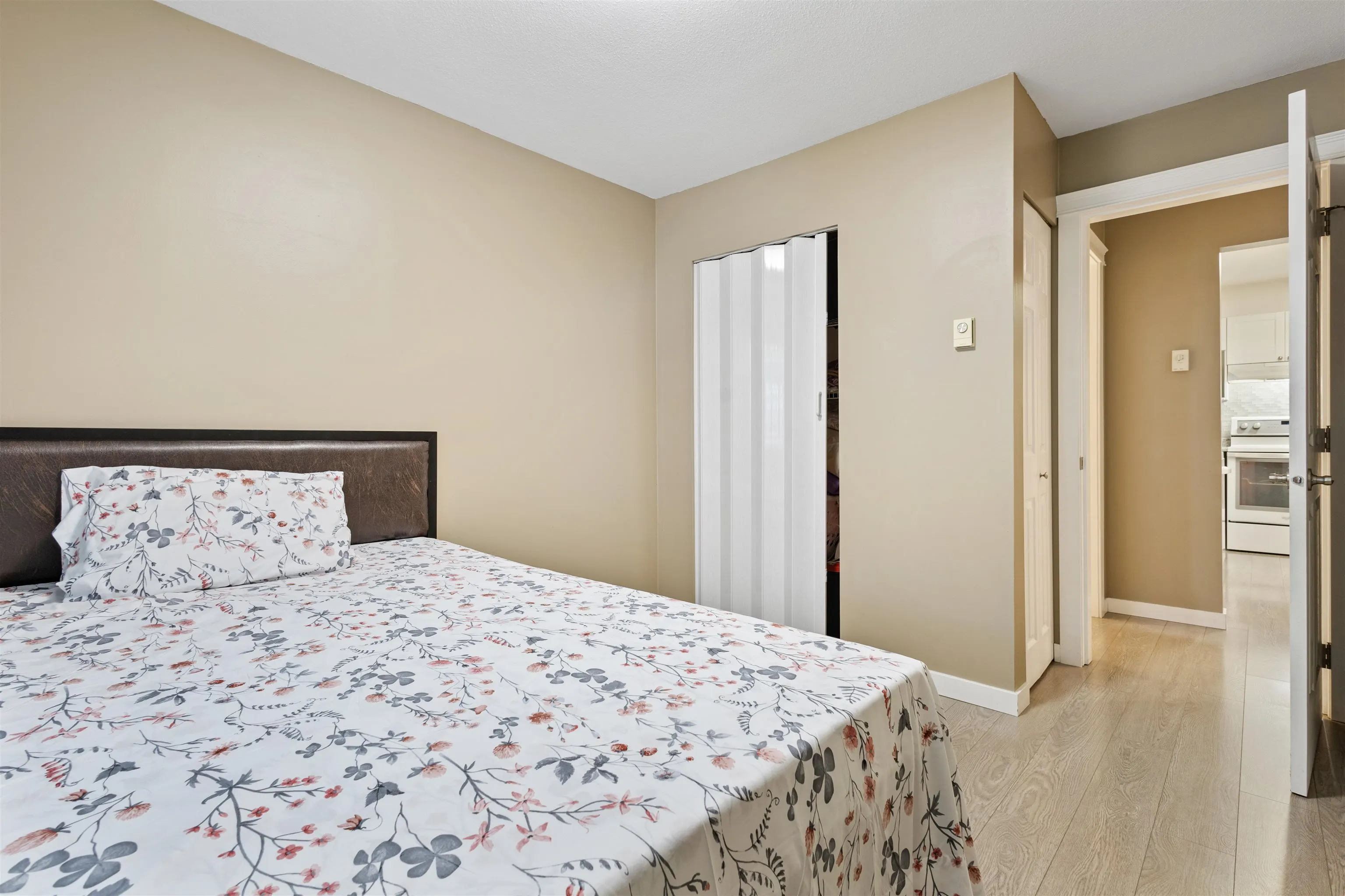 206 2526 Lakeview Crescent