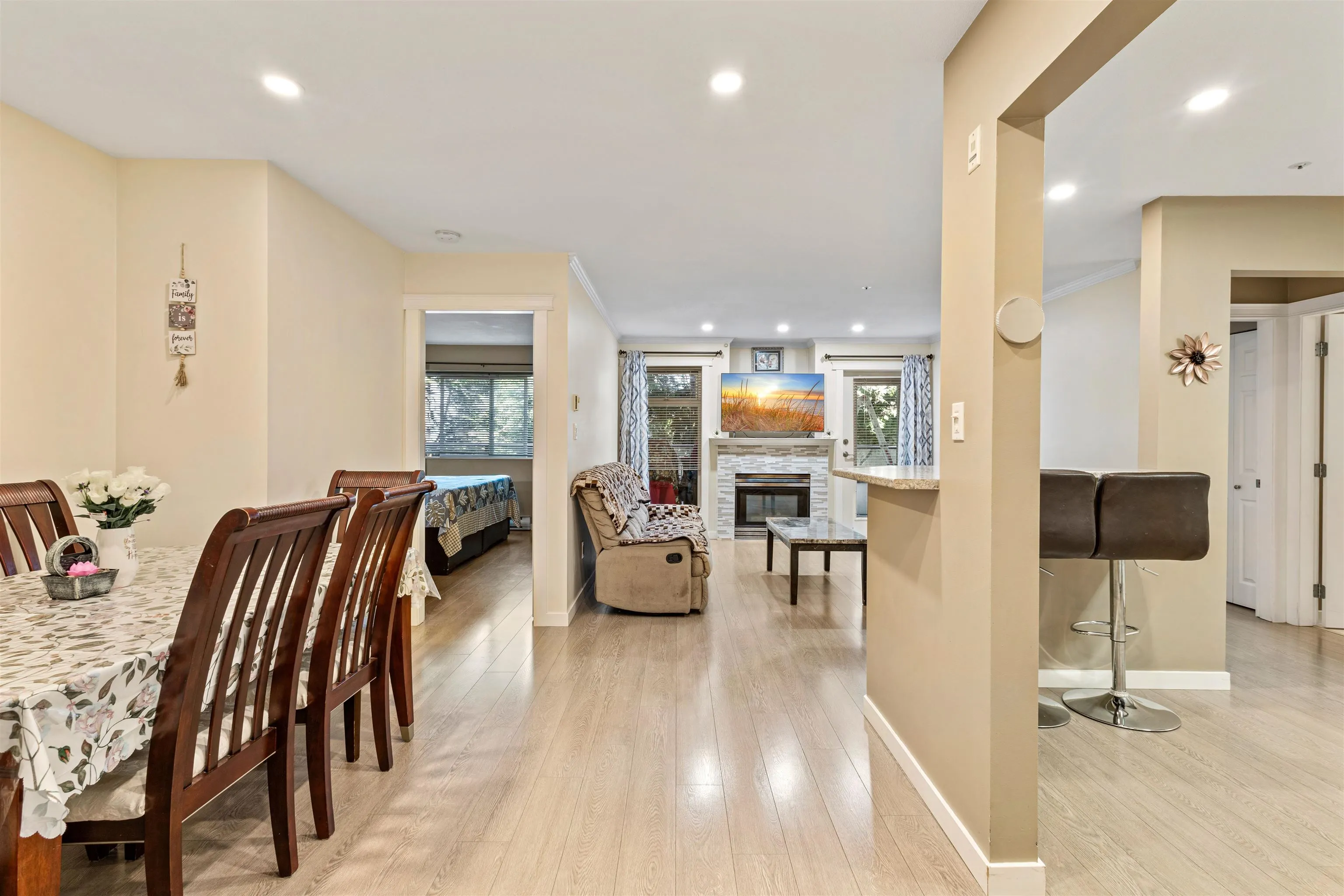 206 2526 Lakeview Crescent
