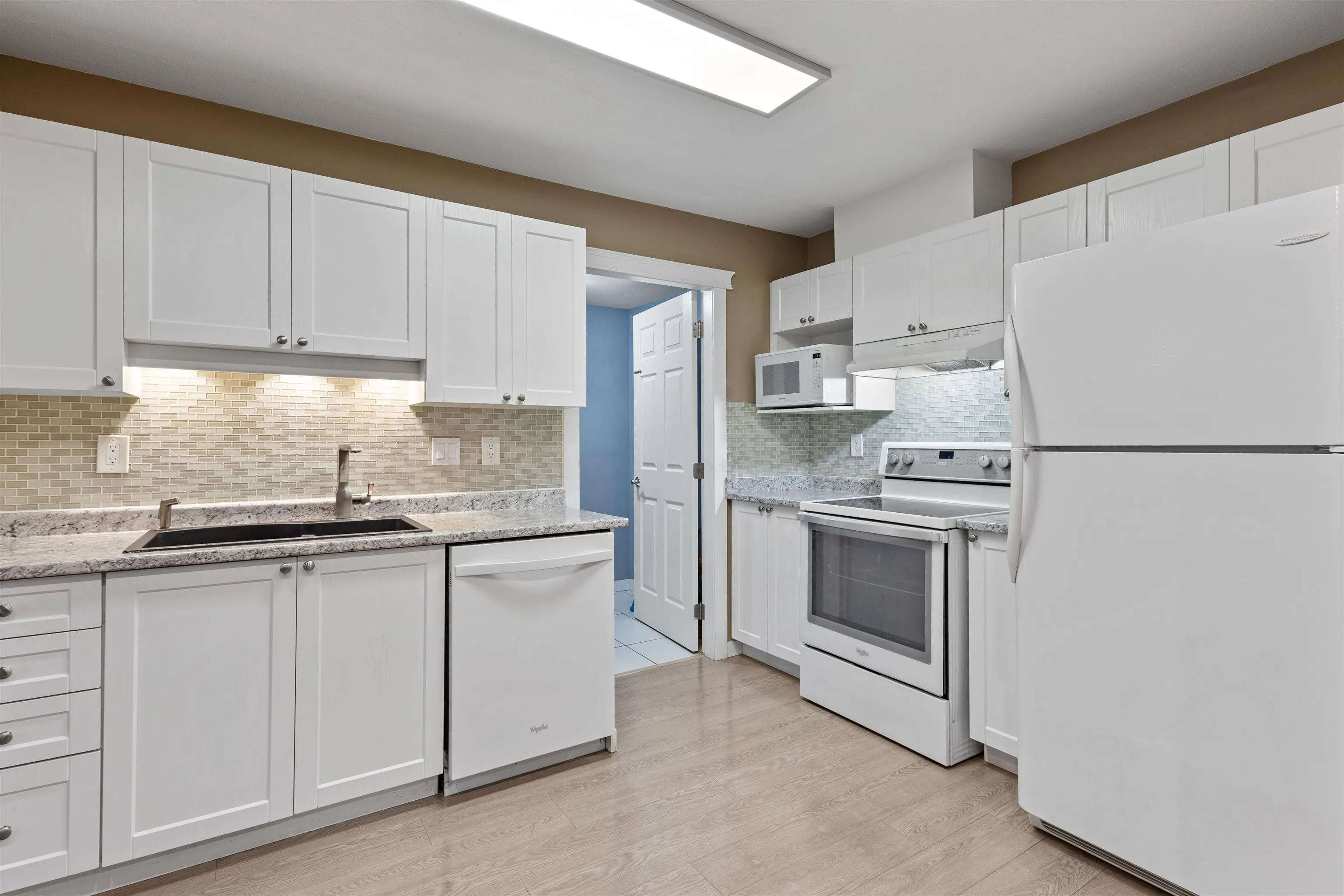 206 2526 Lakeview Crescent