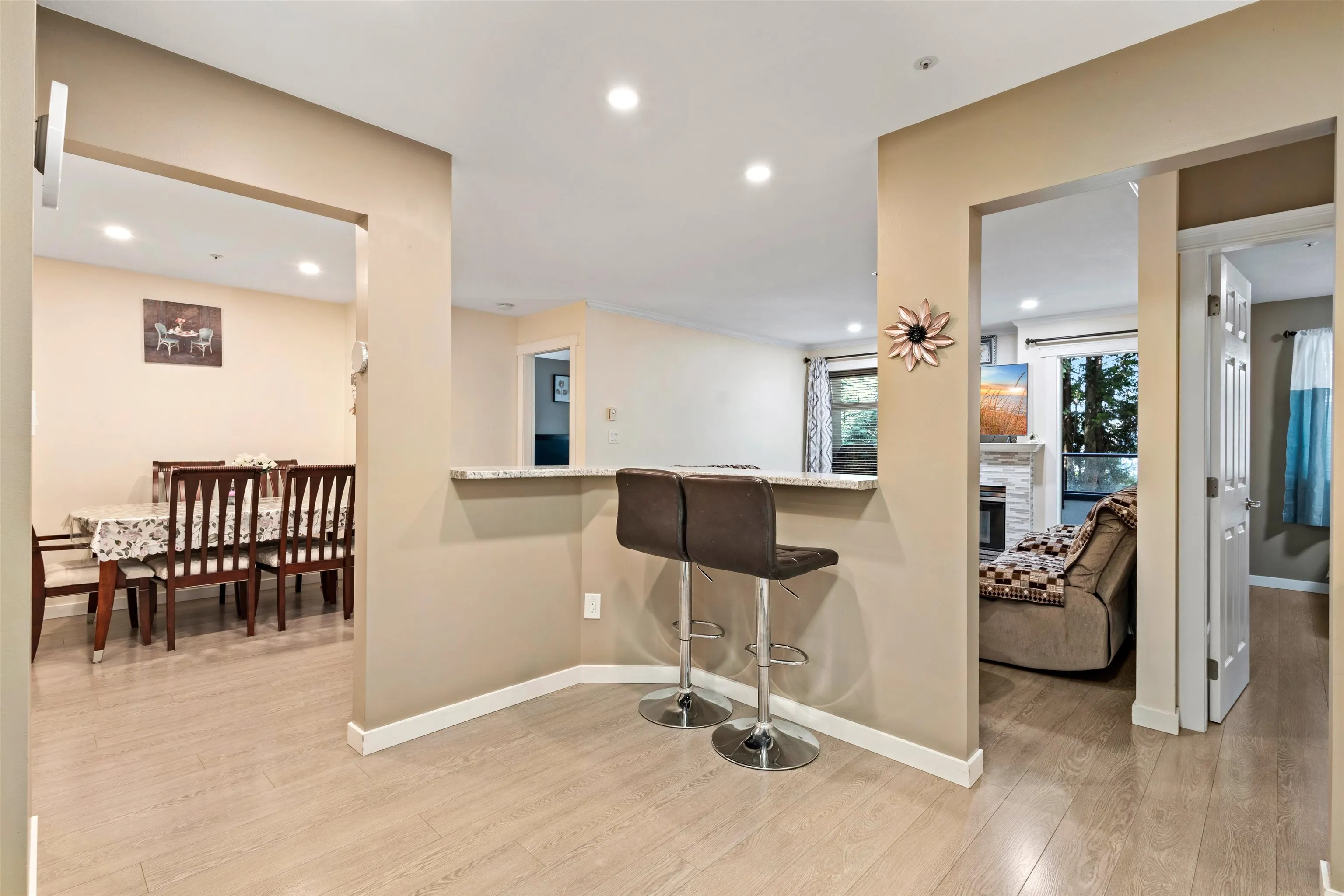 206 2526 Lakeview Crescent