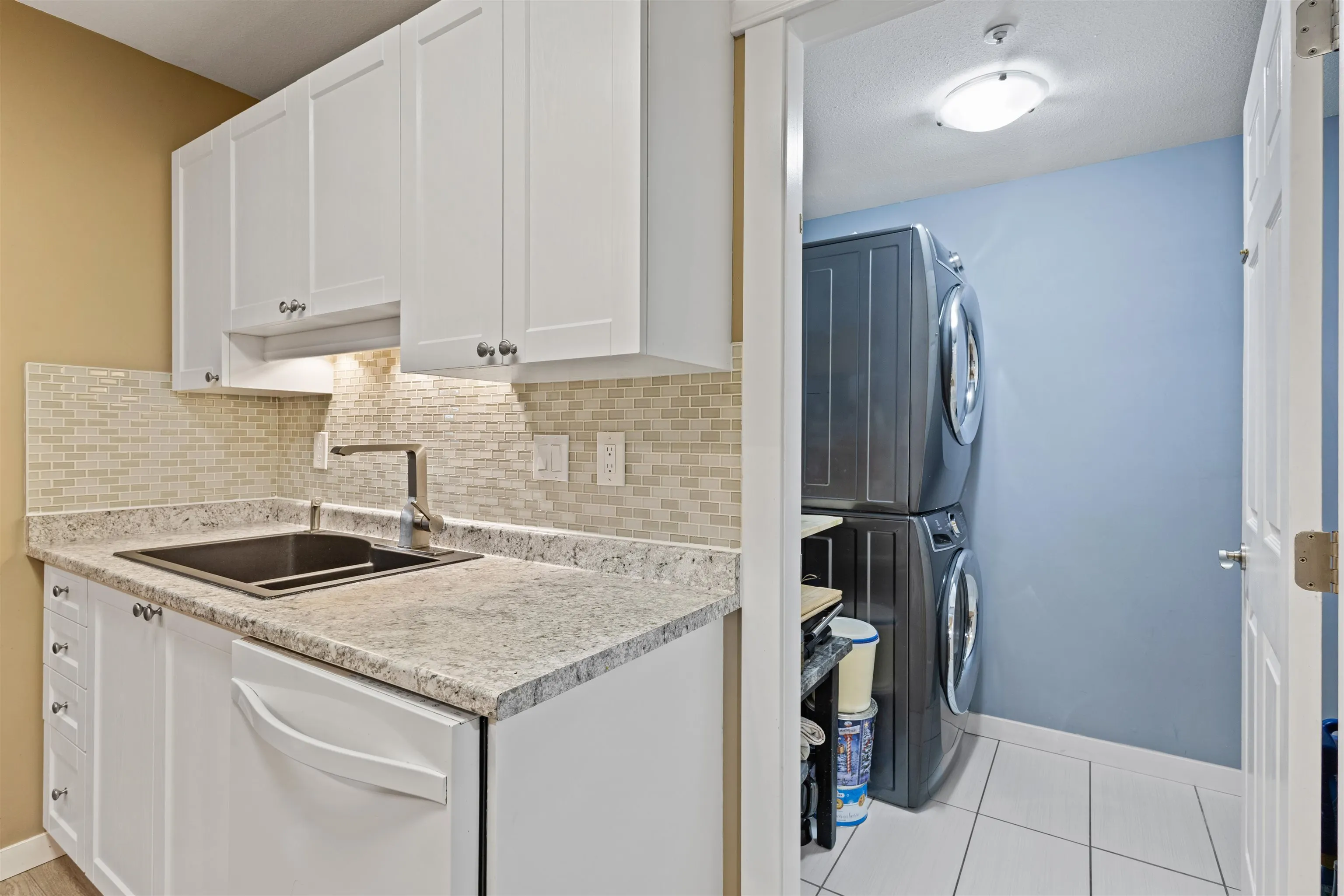 206 2526 Lakeview Crescent
