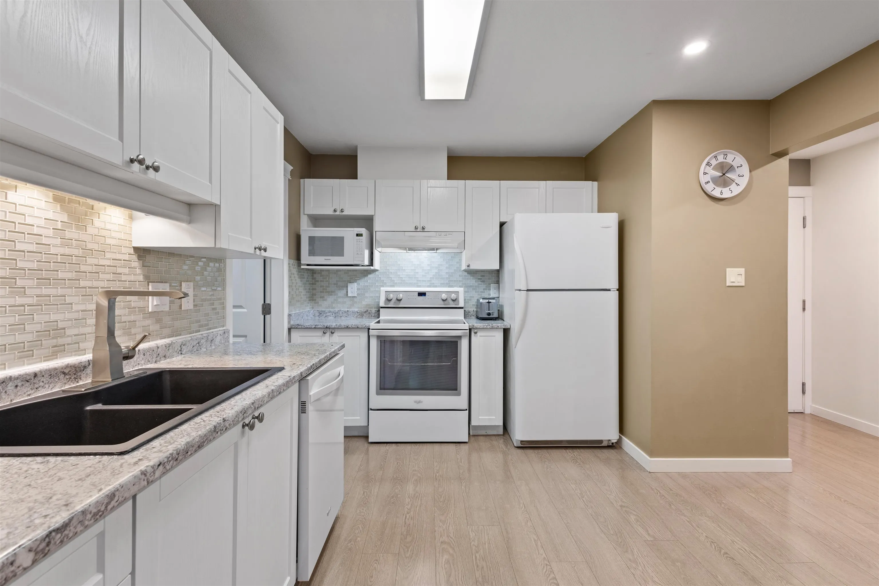 206 2526 Lakeview Crescent