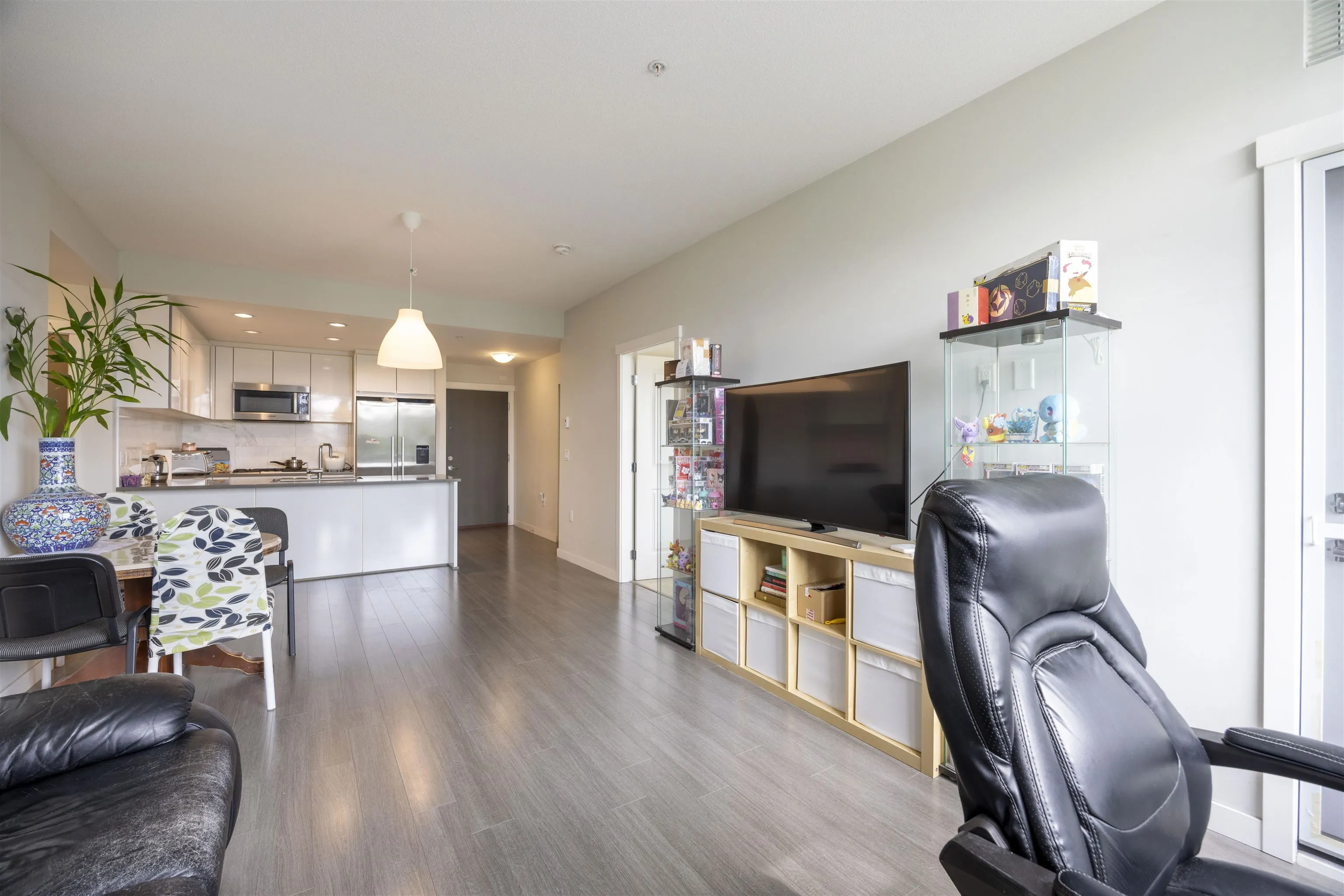 406 3263 Pierview Crescent