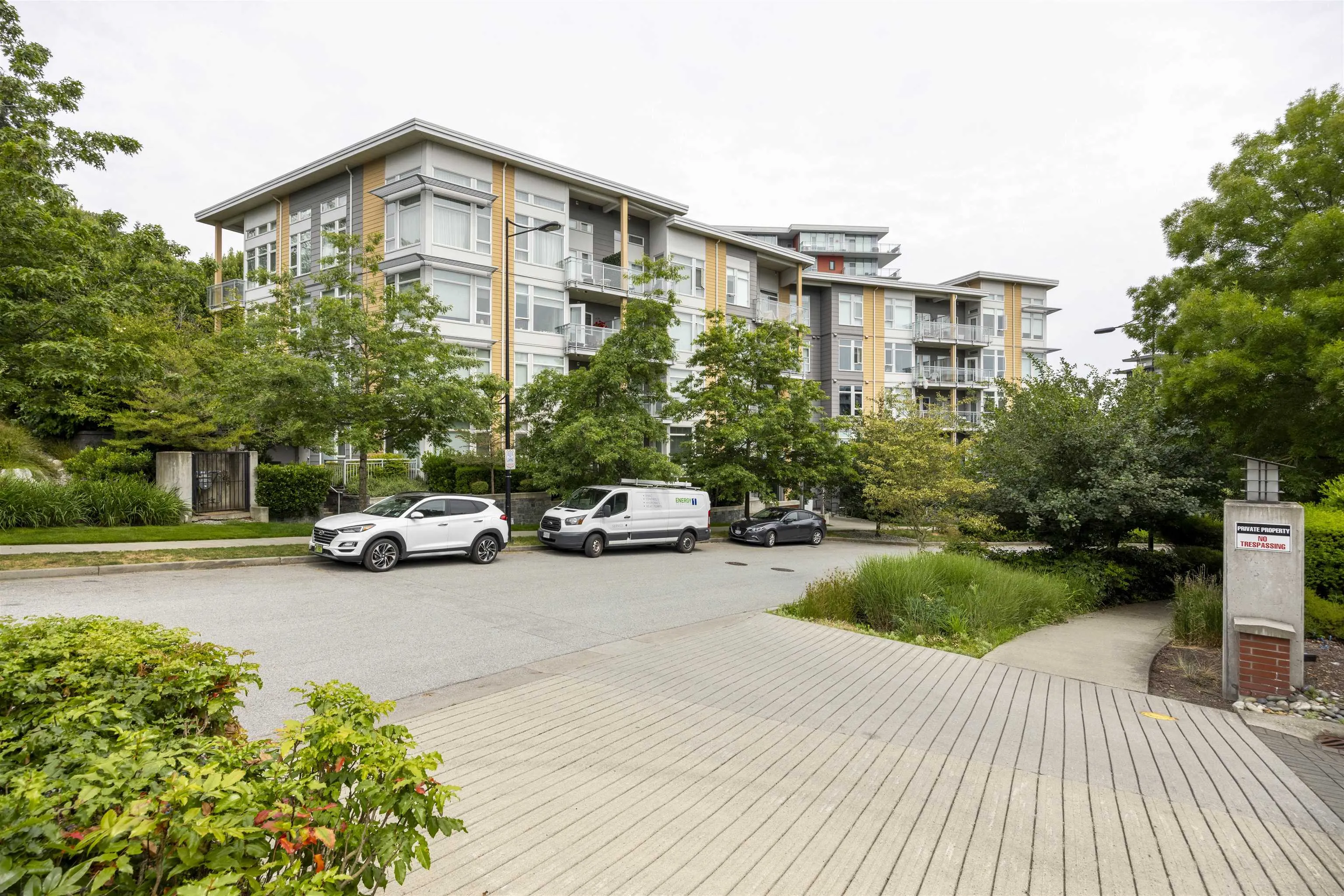 406 3263 Pierview Crescent