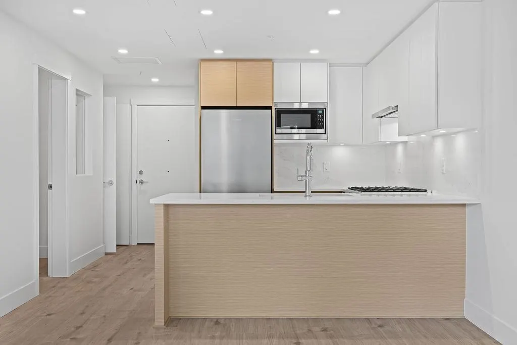 305 4788 Hastings Street