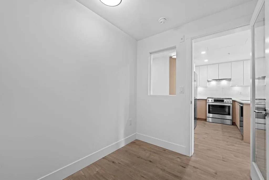 305 4788 Hastings Street