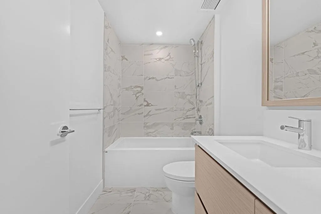305 4788 Hastings Street