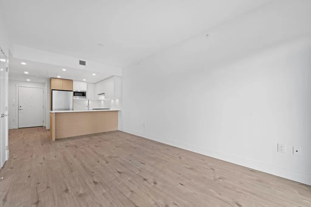 305 4788 Hastings Street