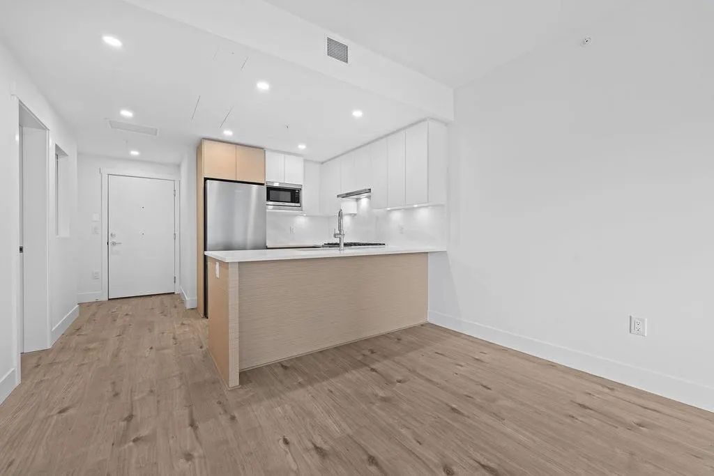 305 4788 Hastings Street