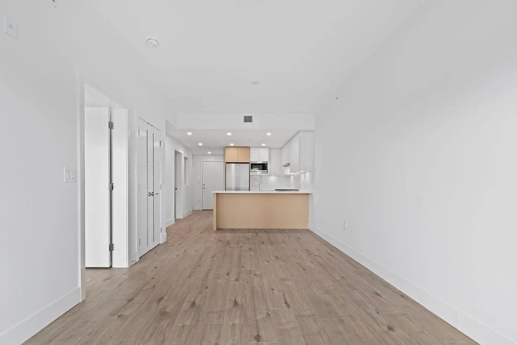 305 4788 Hastings Street