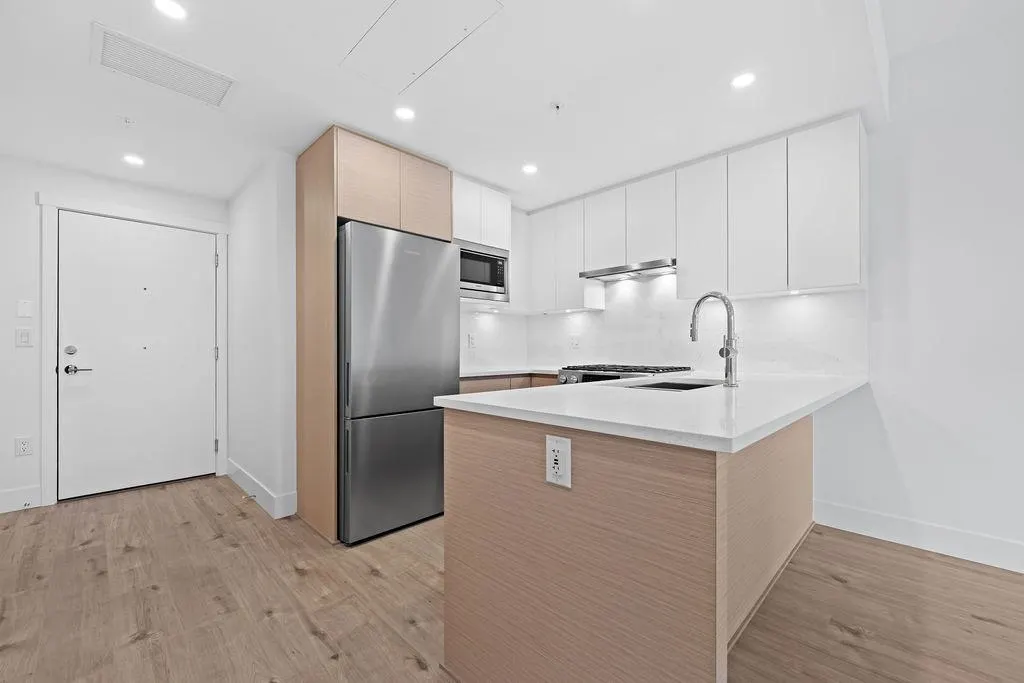 305 4788 Hastings Street