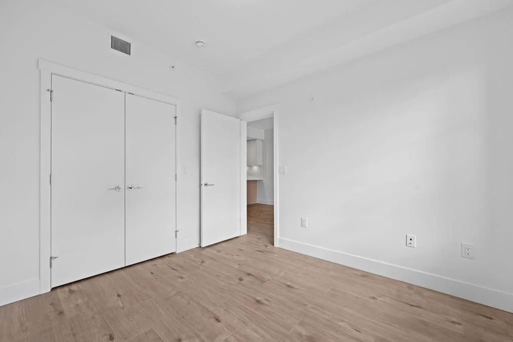 305 4788 Hastings Street