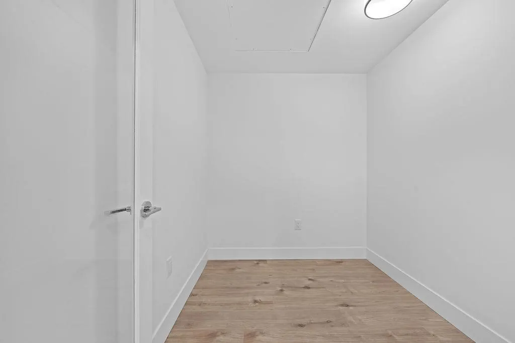 305 4788 Hastings Street