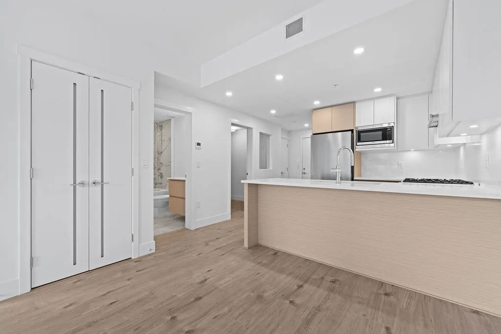 305 4788 Hastings Street