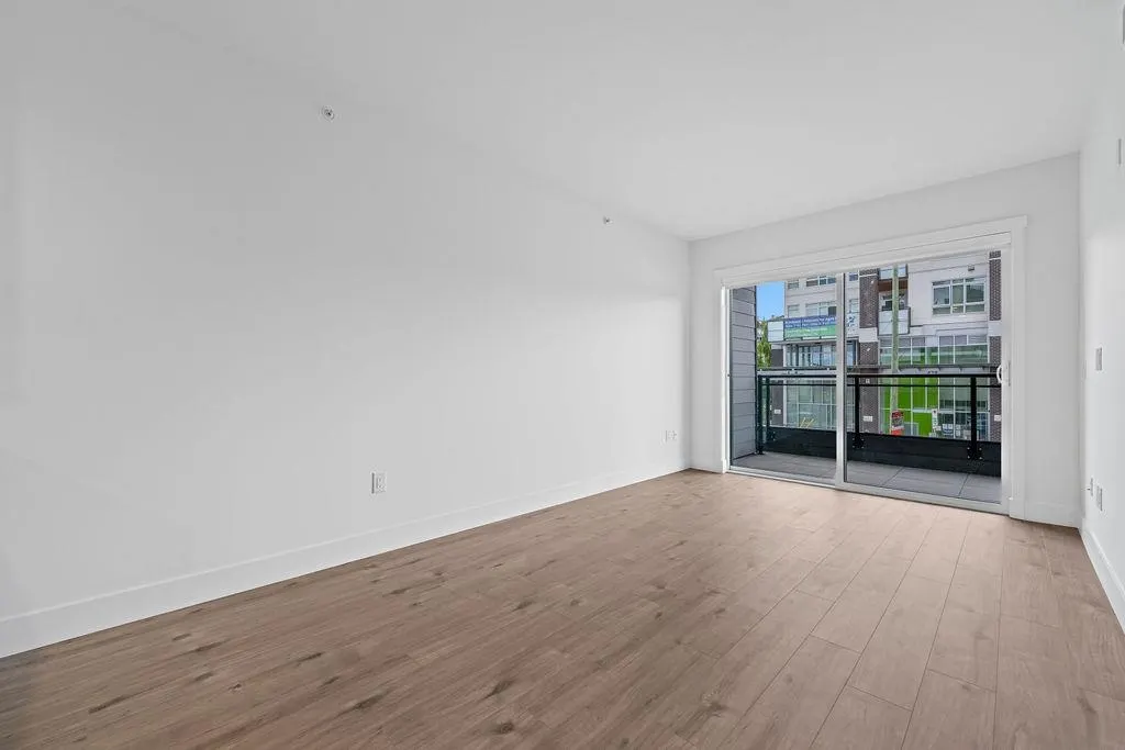 305 4788 Hastings Street